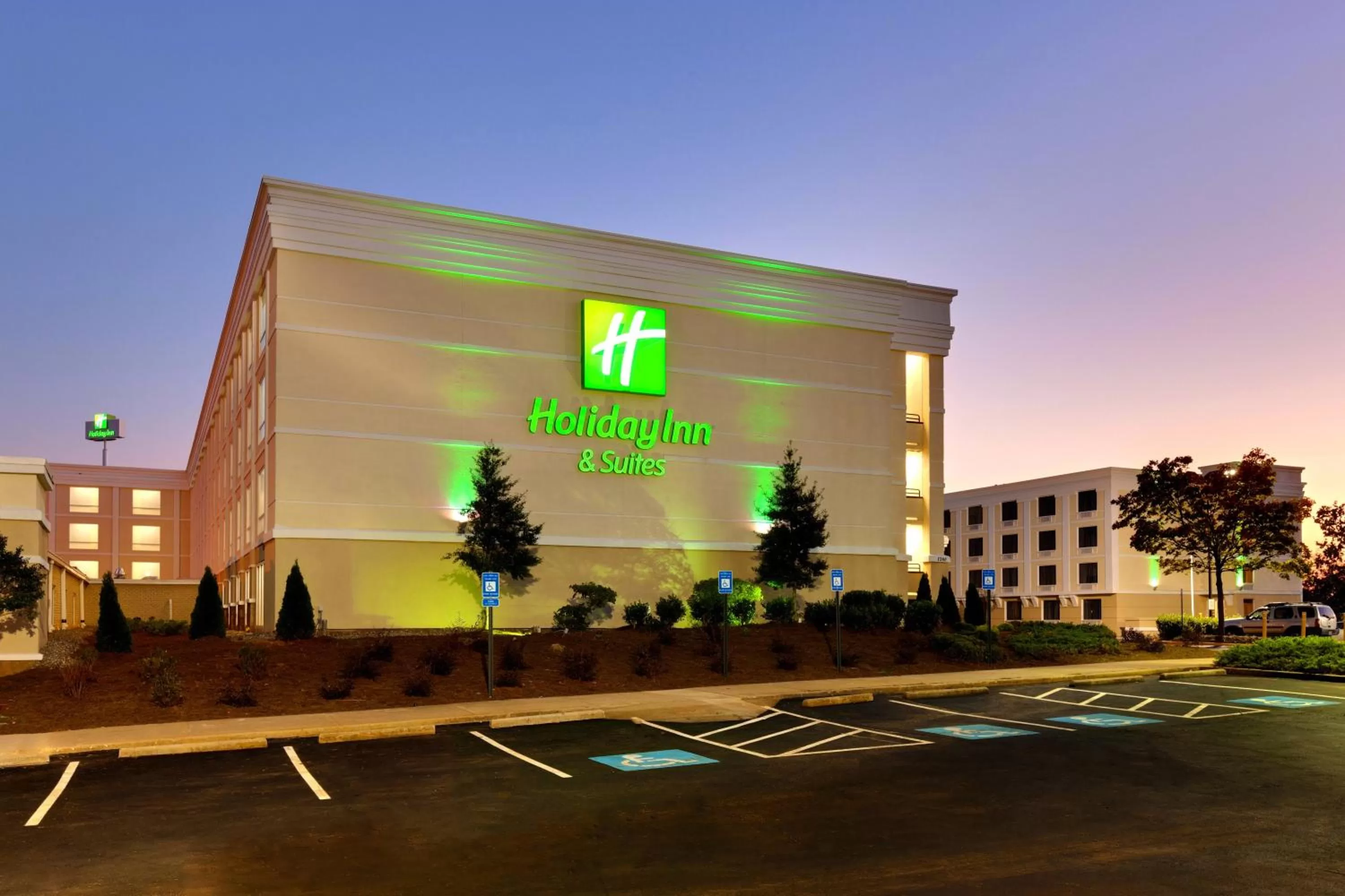 Holiday Inn & Suites Atlanta Airport North by IHG