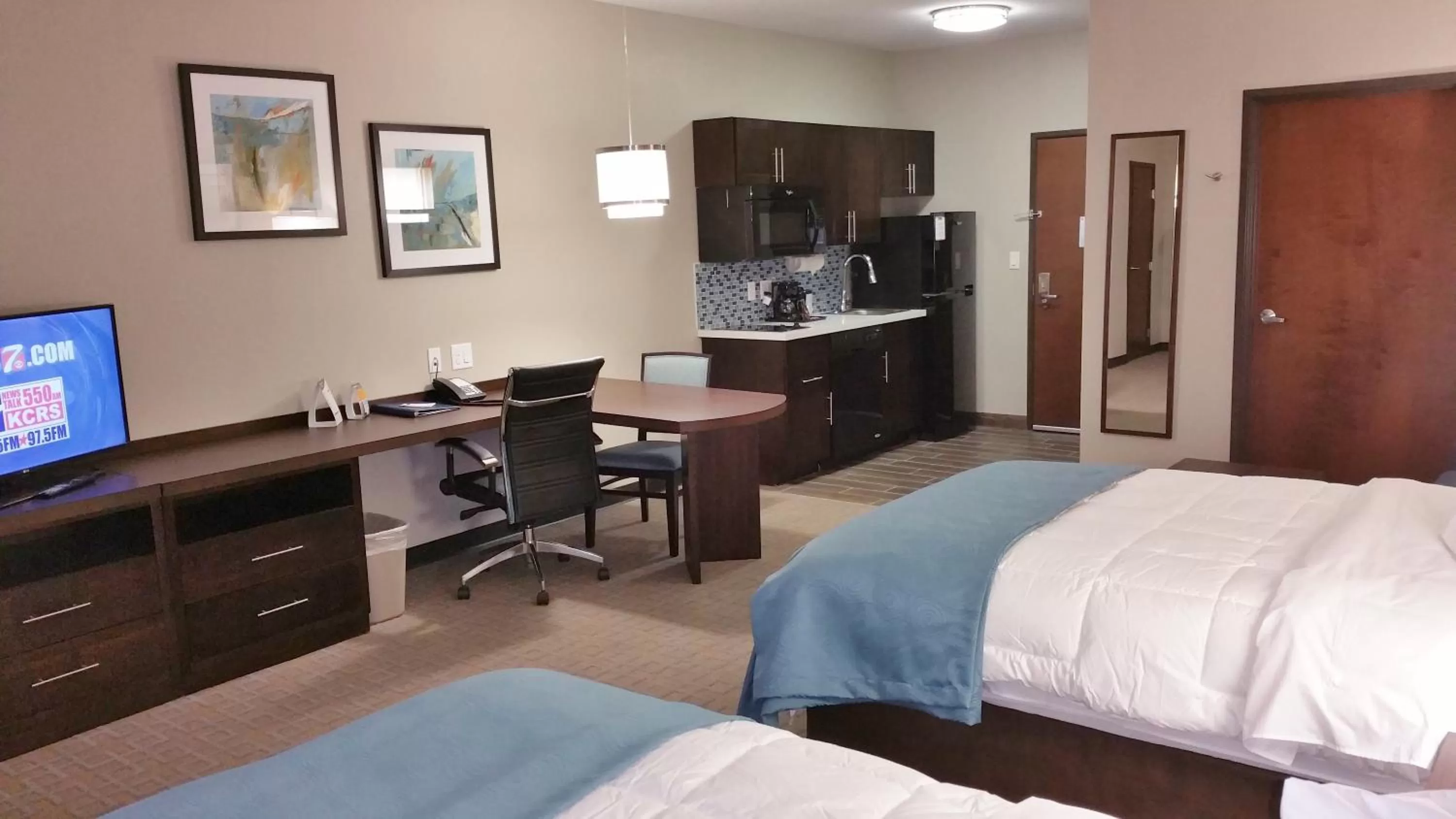 Photo of the whole room, Bed in MainStay Suites Midland
