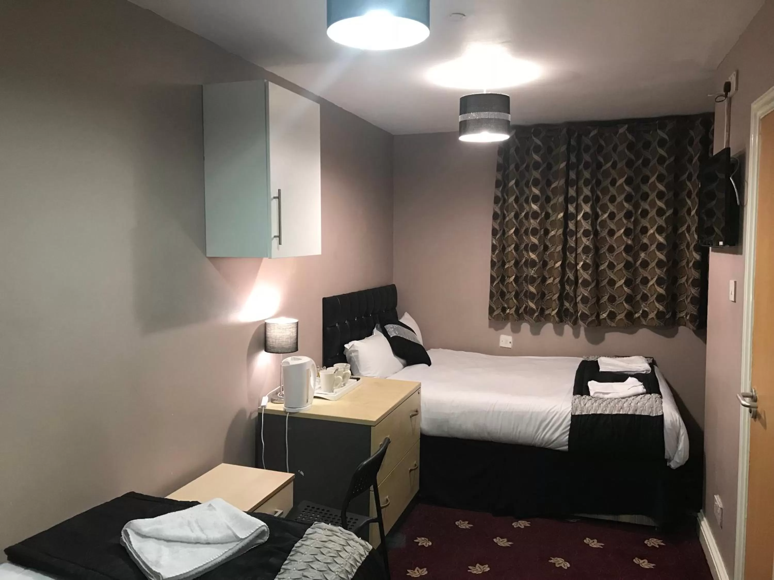 Bedroom, Bed in Pacific Inn London Heathrow