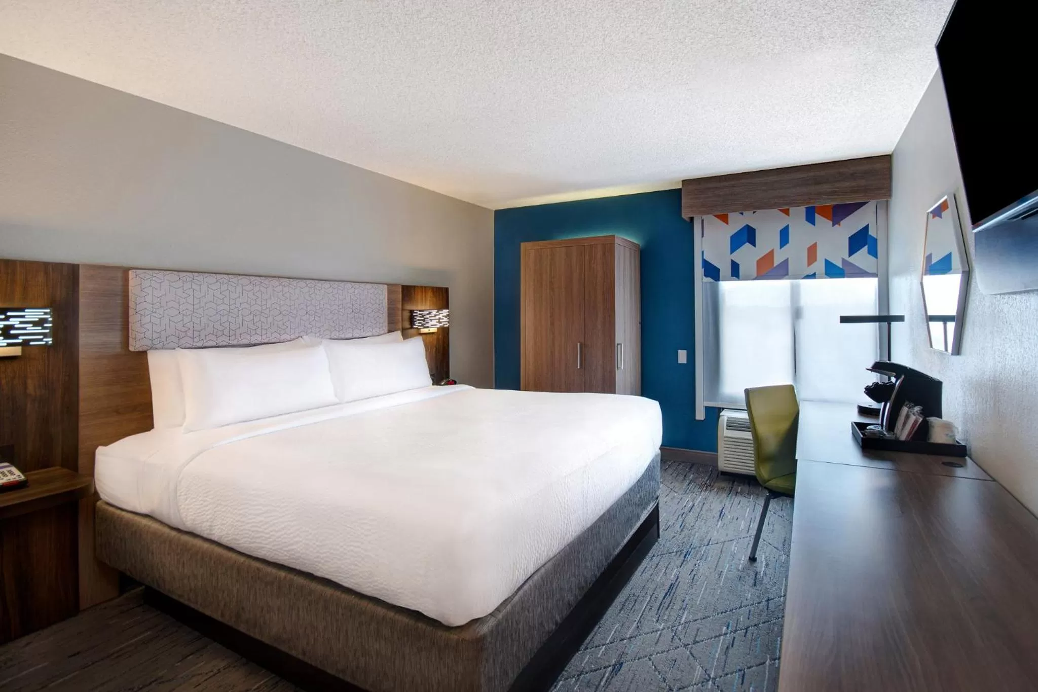 Photo of the whole room, Bed in Holiday Inn Express Rochester - University Area by IHG