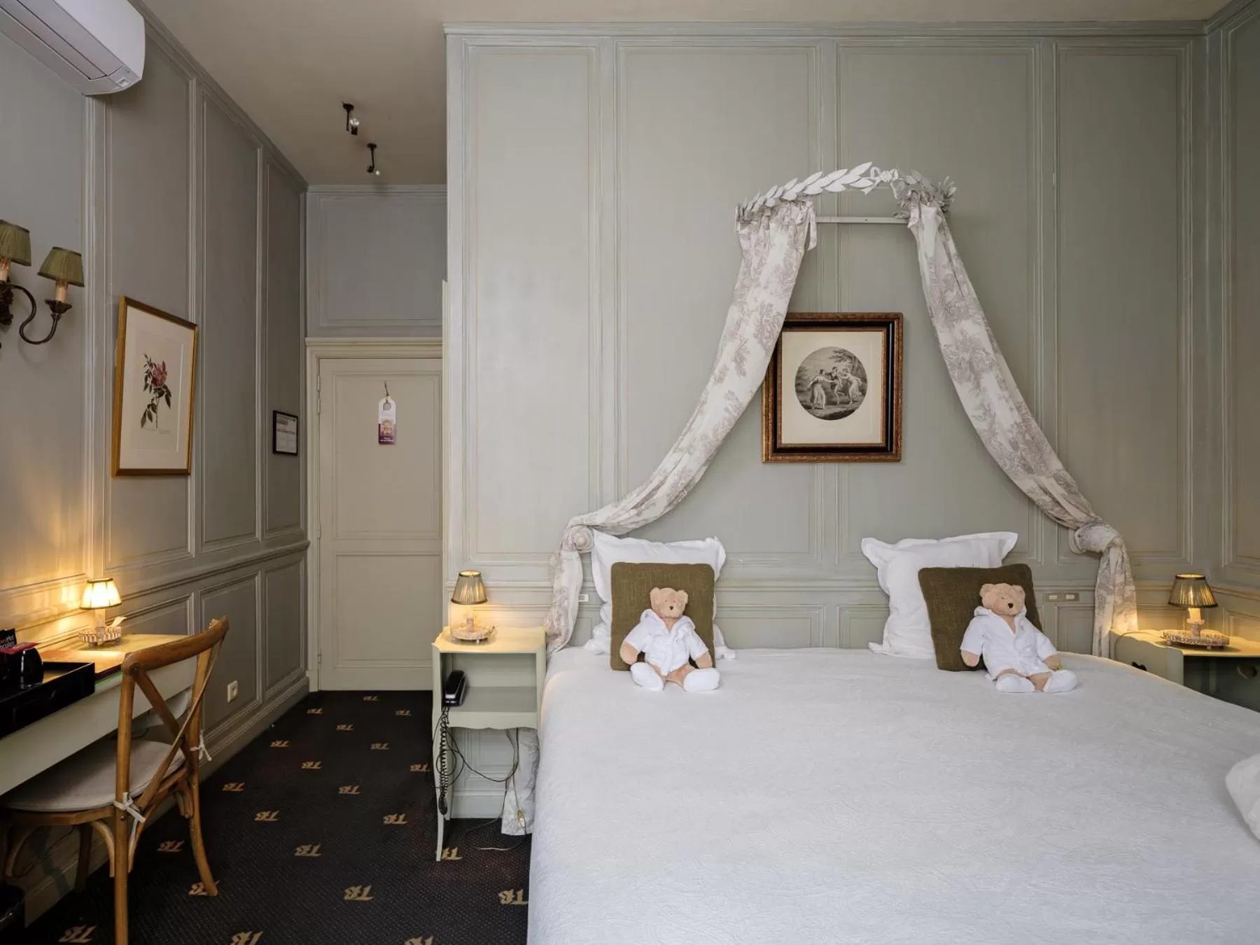 Bed in Canal View Hotel Ter Brughe by CW Hotel Collection