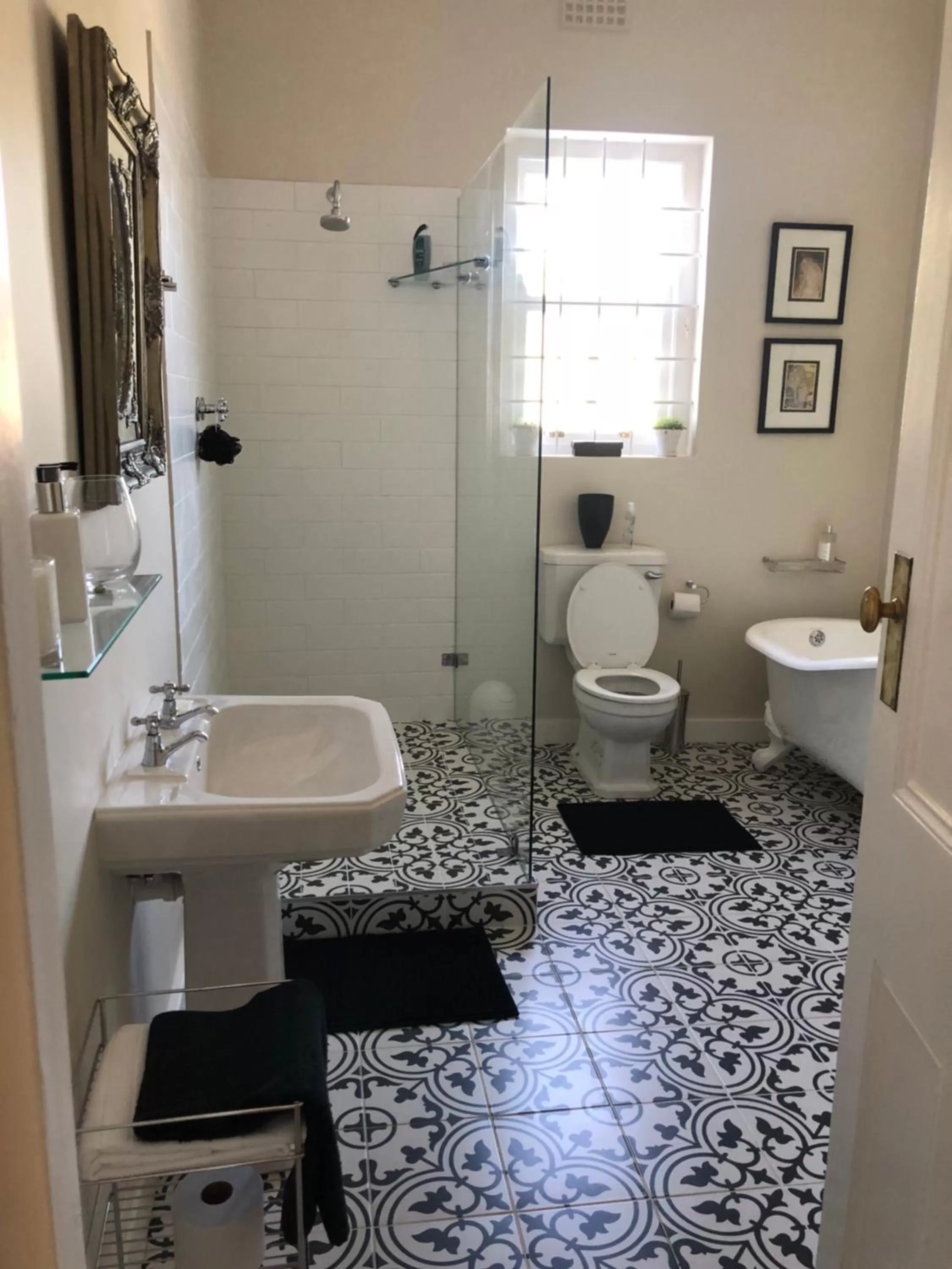 Shower, Bathroom in Sandown Lodge