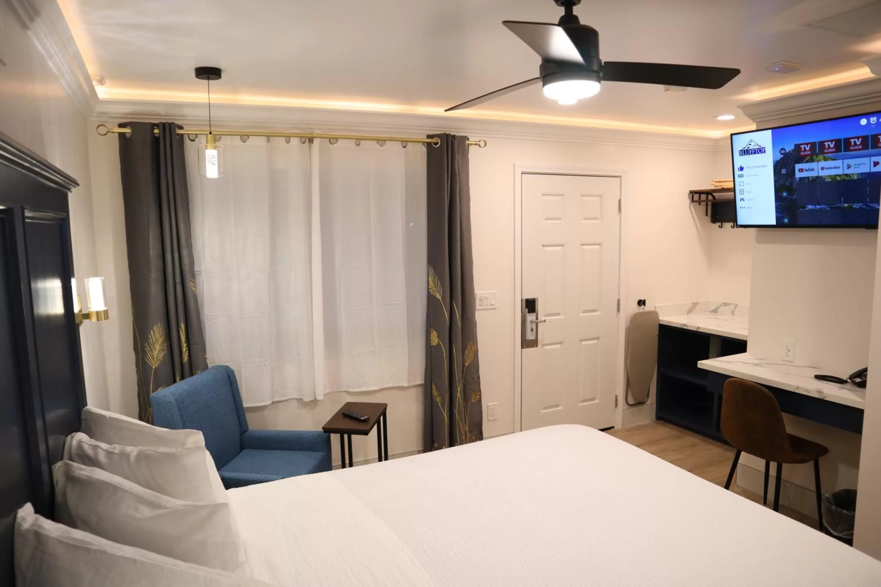 Bedroom, Bed in Blufftop Inn & Suites - Wharf/Restaurant District