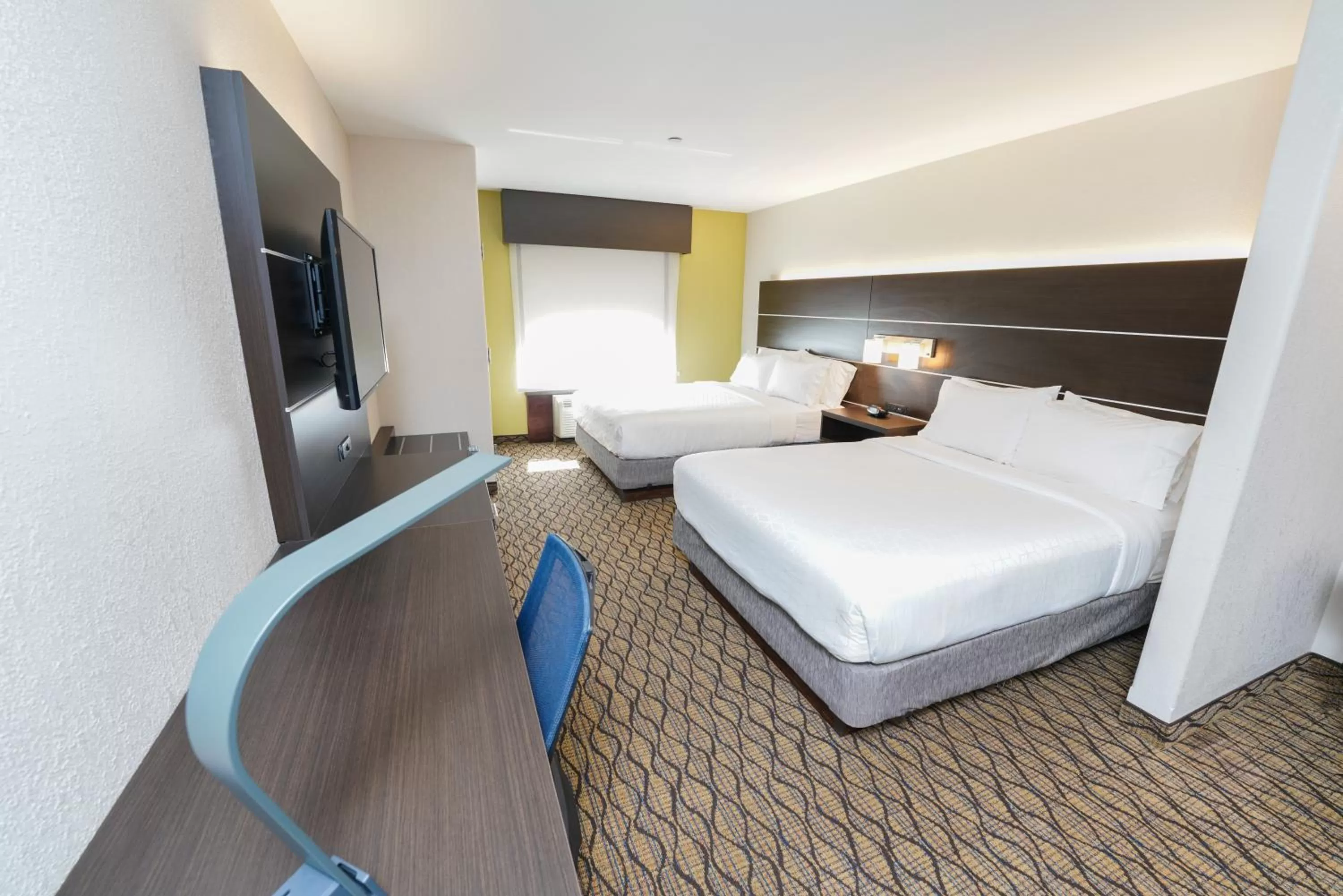 TV and multimedia, Bed in Holiday Inn Express and Suites Springfield Medical District by IHG