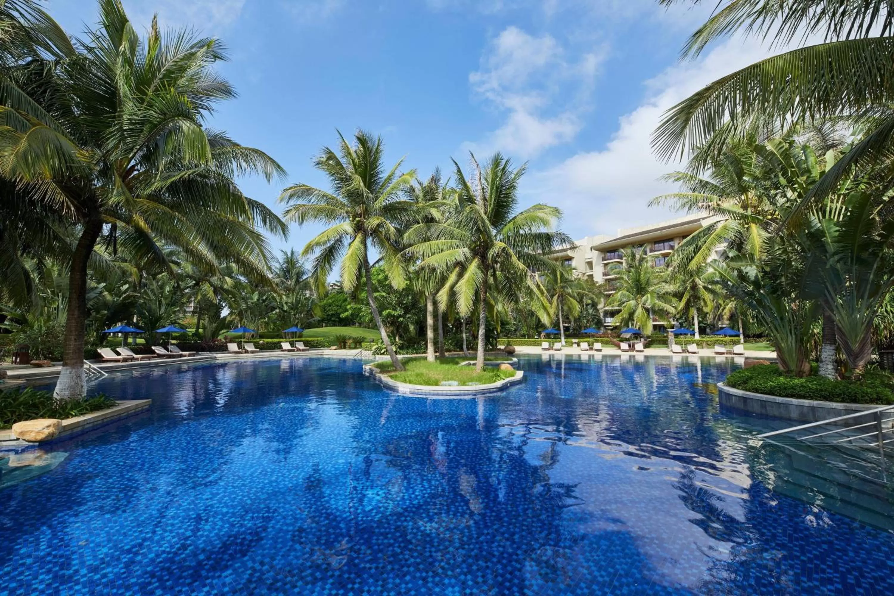 Swimming pool in Four Points by Sheraton Shenzhou Peninsula Resort