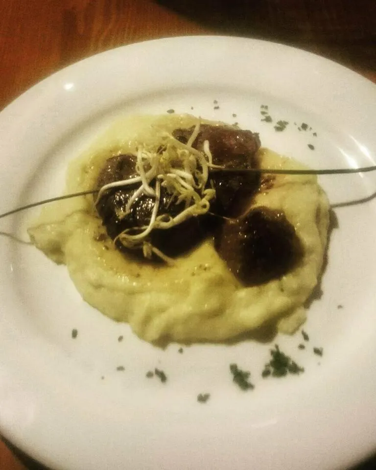 Restaurant/places to eat in Hotel Blue Ribbon