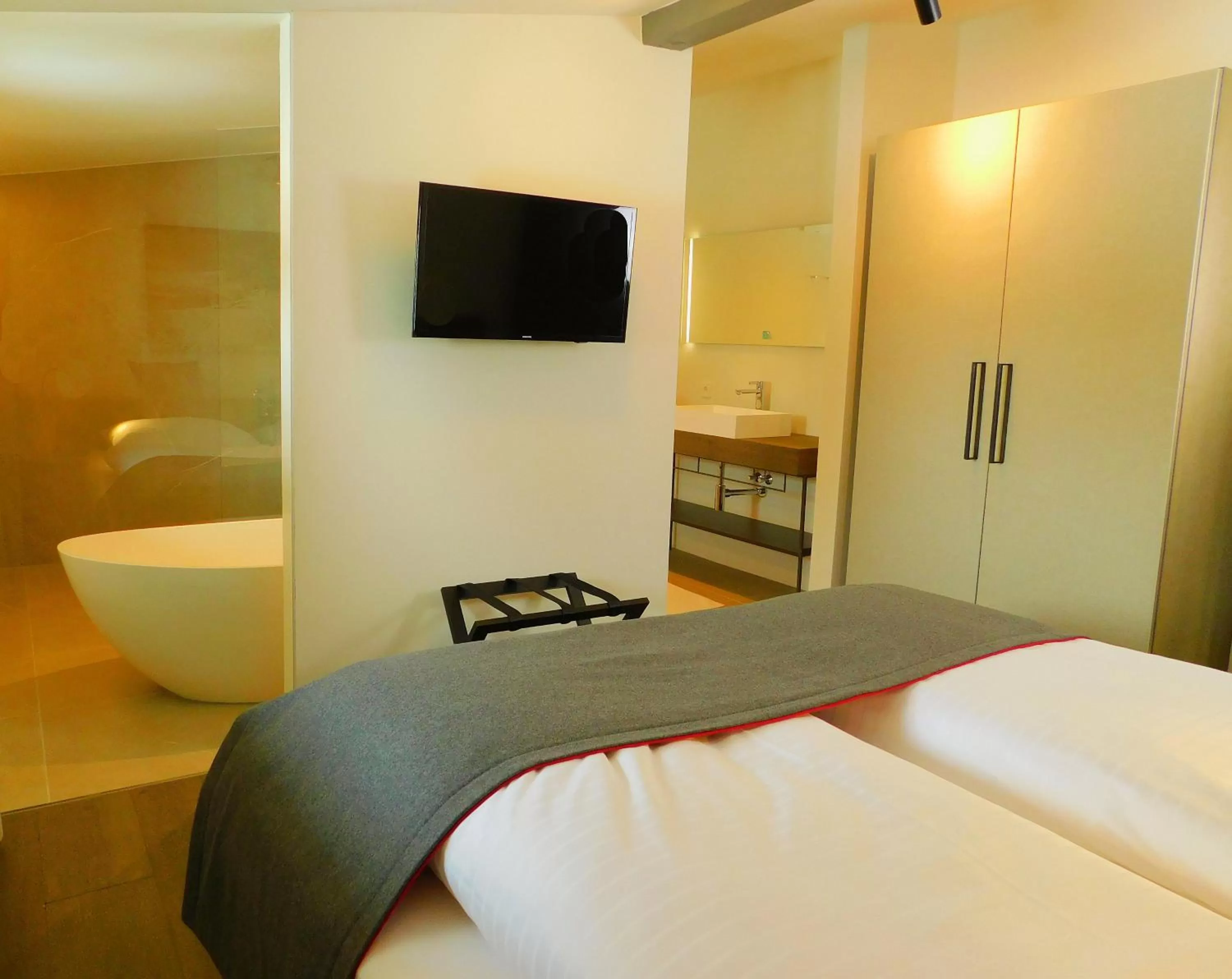 Bathroom, Bed in Vital & Sporthotel Brixen