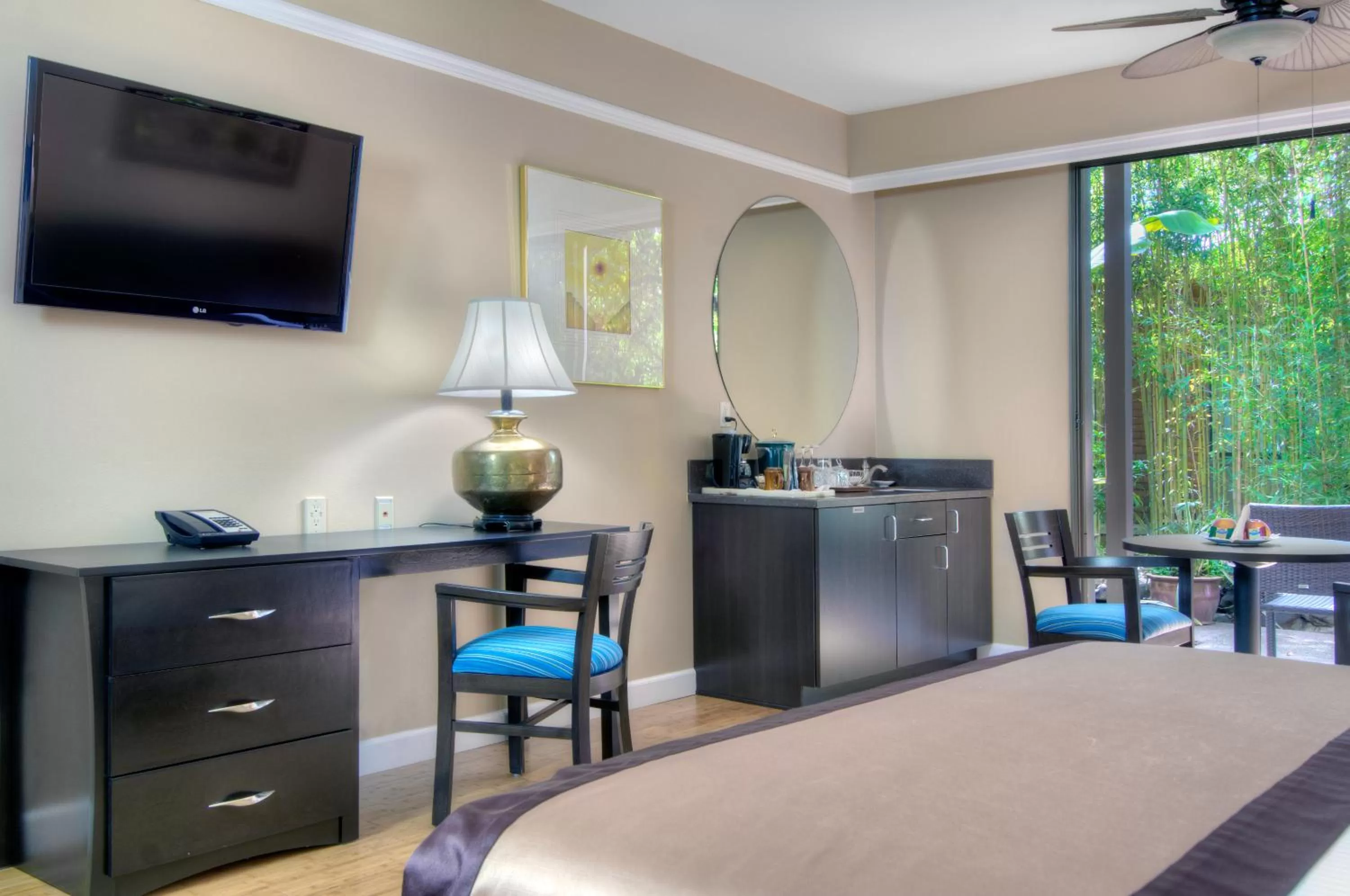 TV and multimedia in Dinah's Garden Hotel