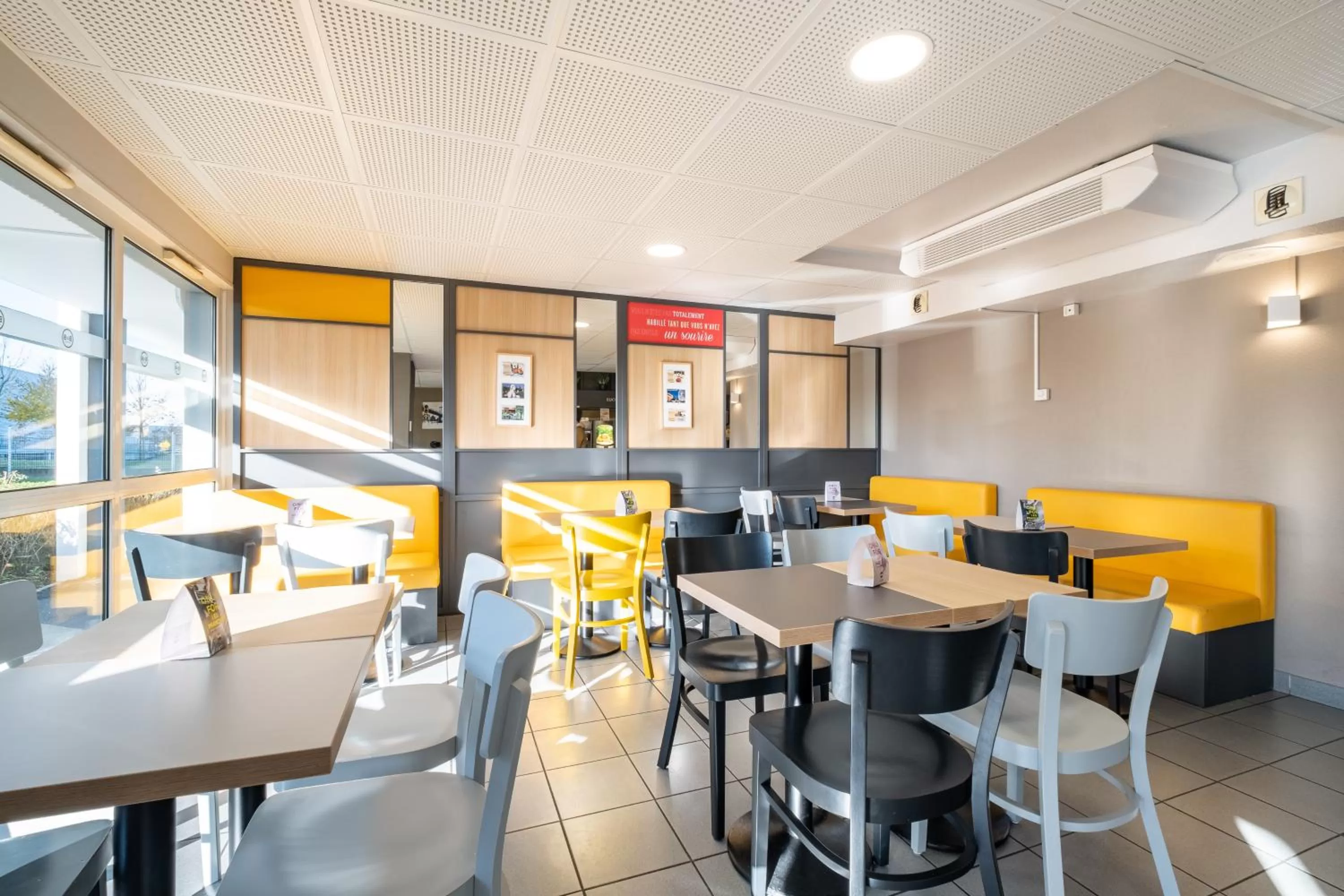 Buffet breakfast in B&B HOTEL Lille Seclin Unexpo