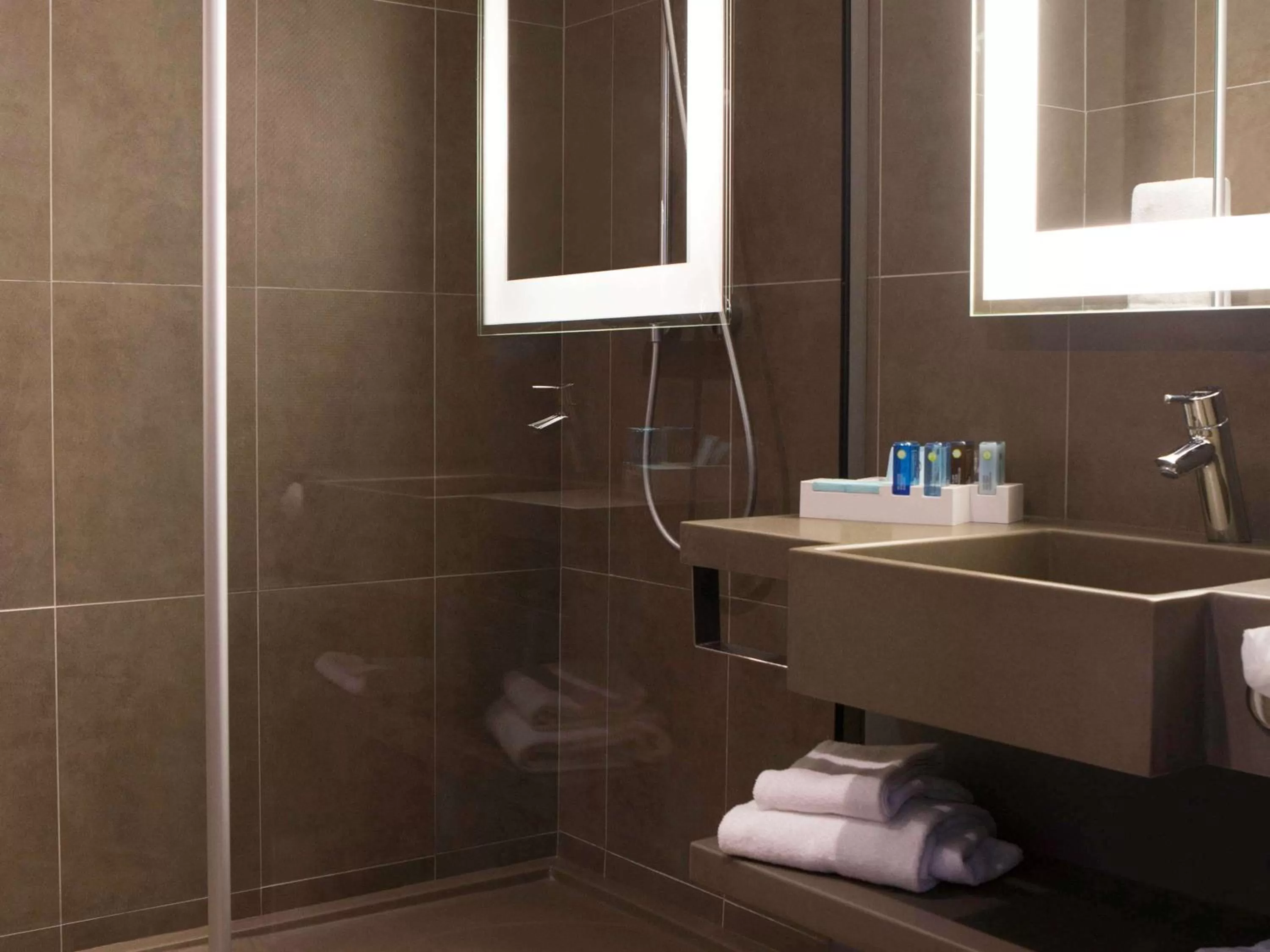 Photo of the whole room in Novotel Coventry