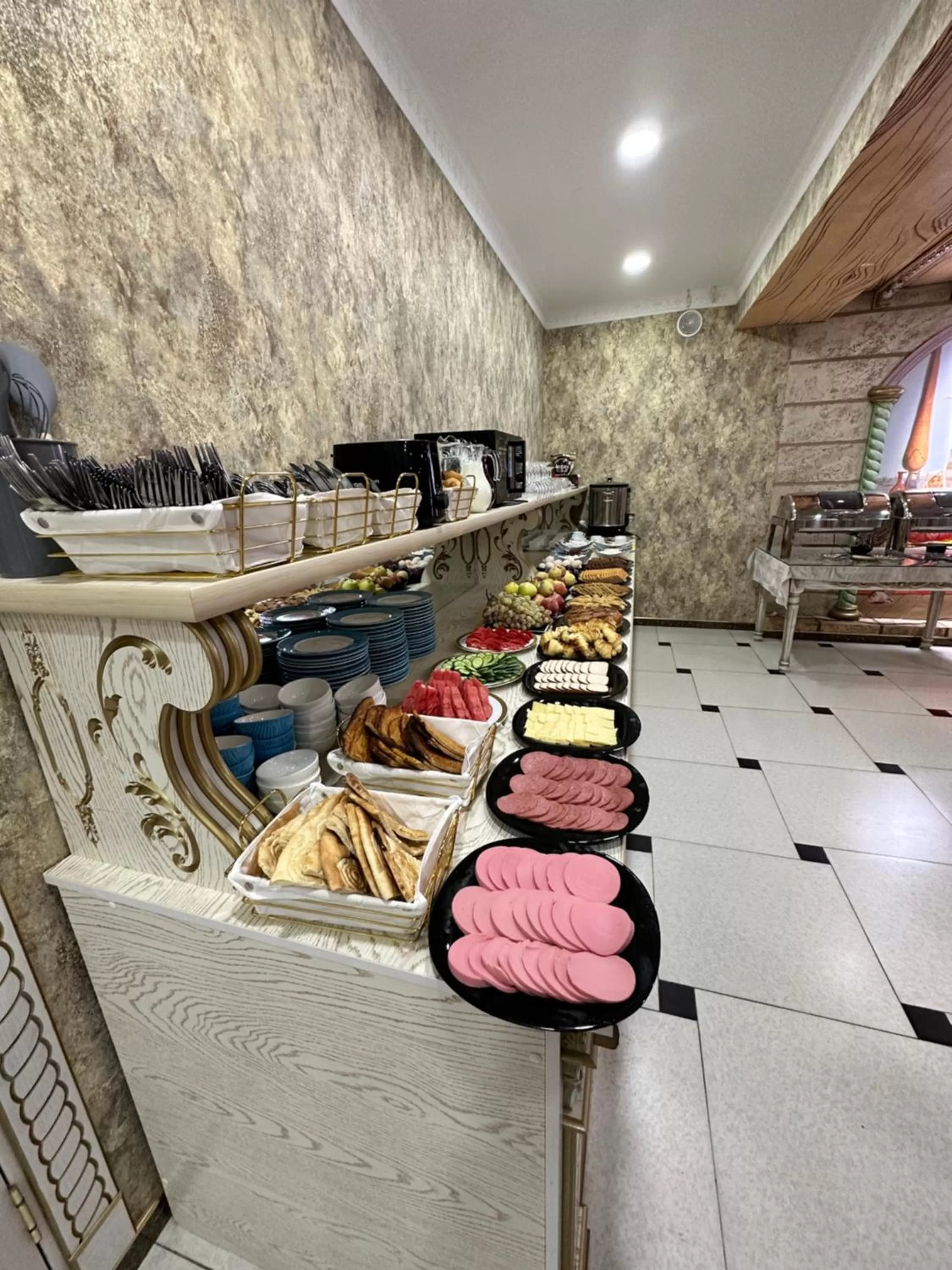 Restaurant/places to eat, Food in New Minor Hotel