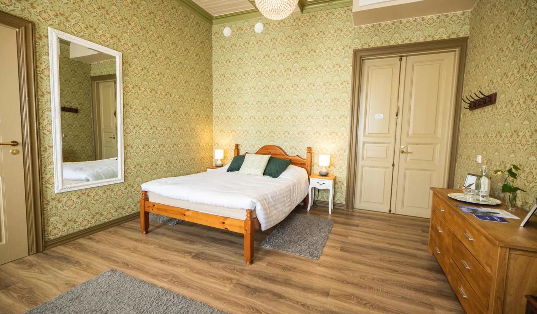 Bed in Cafe-Restaurant & Hotel Saima