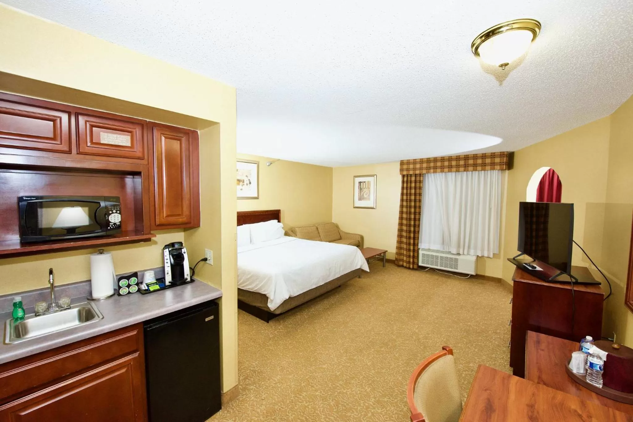 Photo of the whole room, Bed in Holiday Inn Express Hotel & Suites Fenton/I-44 by IHG