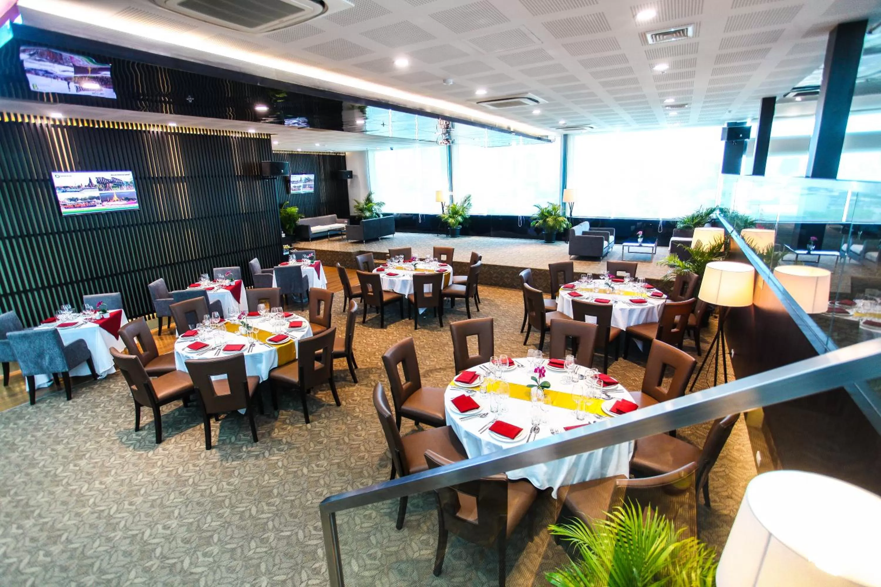 Restaurant/places to eat in Hotel Royal Bangkok