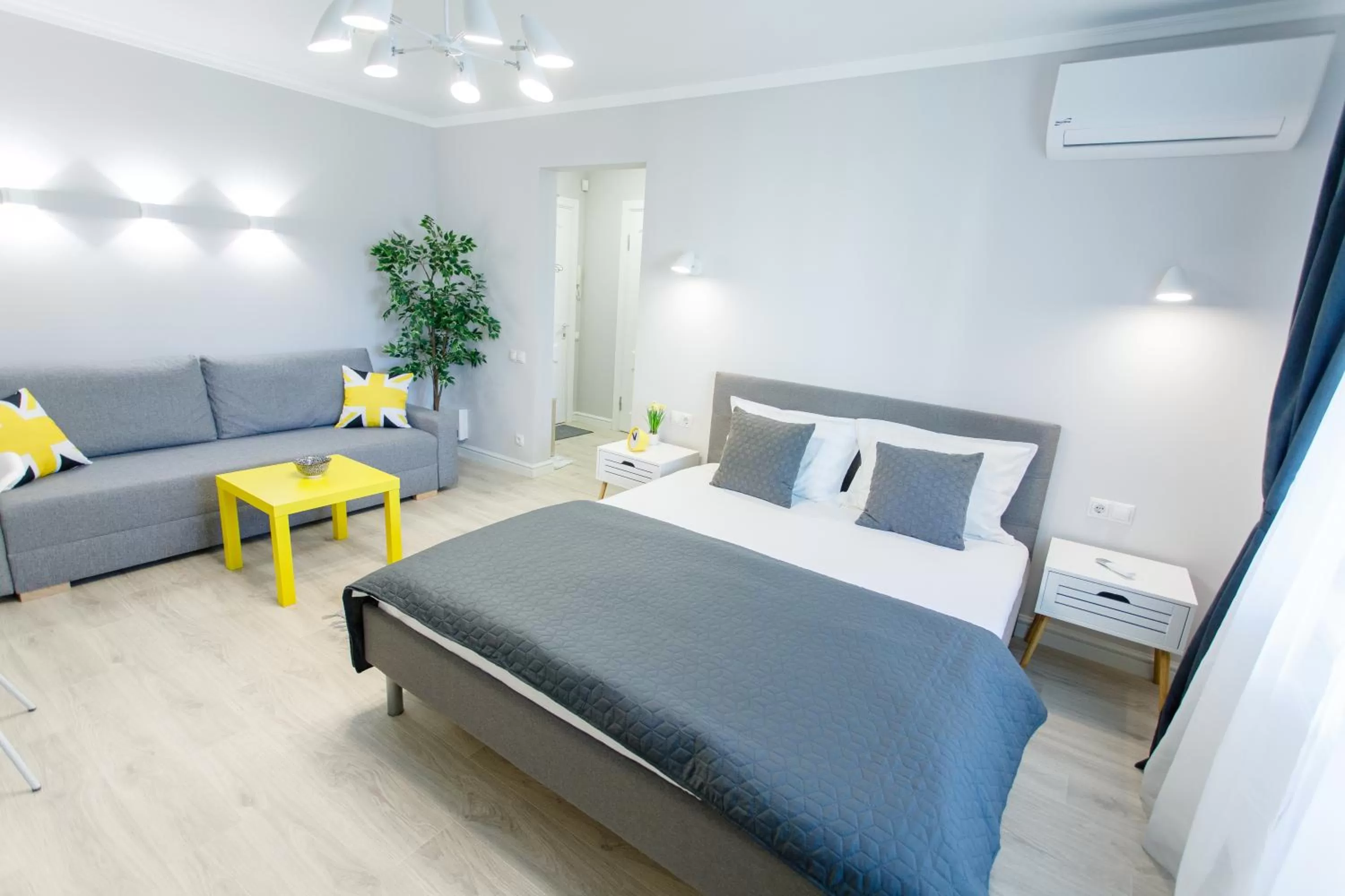 Decorative detail, Bed in Apart-Hotel LAVINA з ДЖАКУЗІ