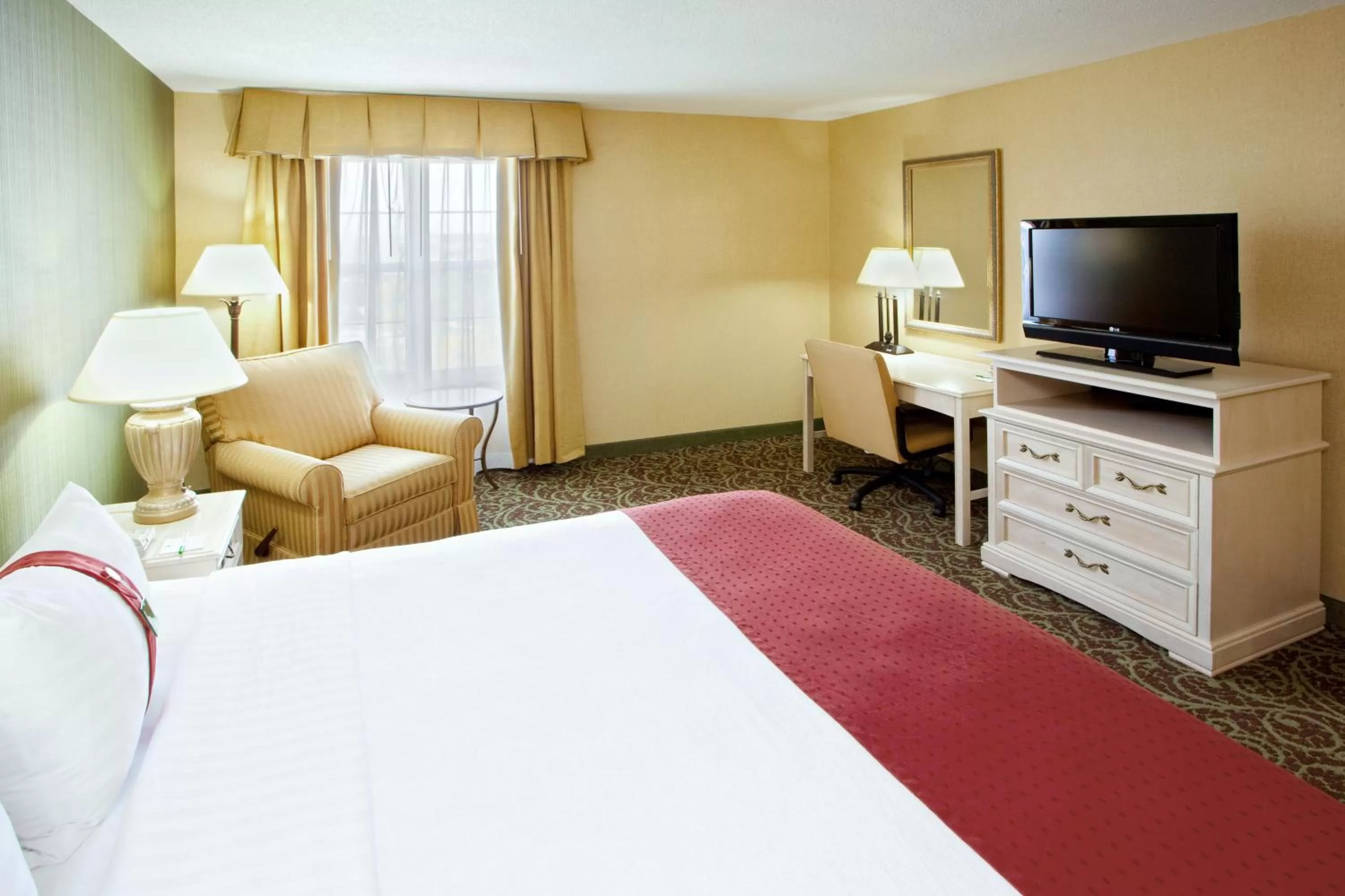 Photo of the whole room, Bed in Holiday Inn Chantilly-Dulles Expo Airport by IHG