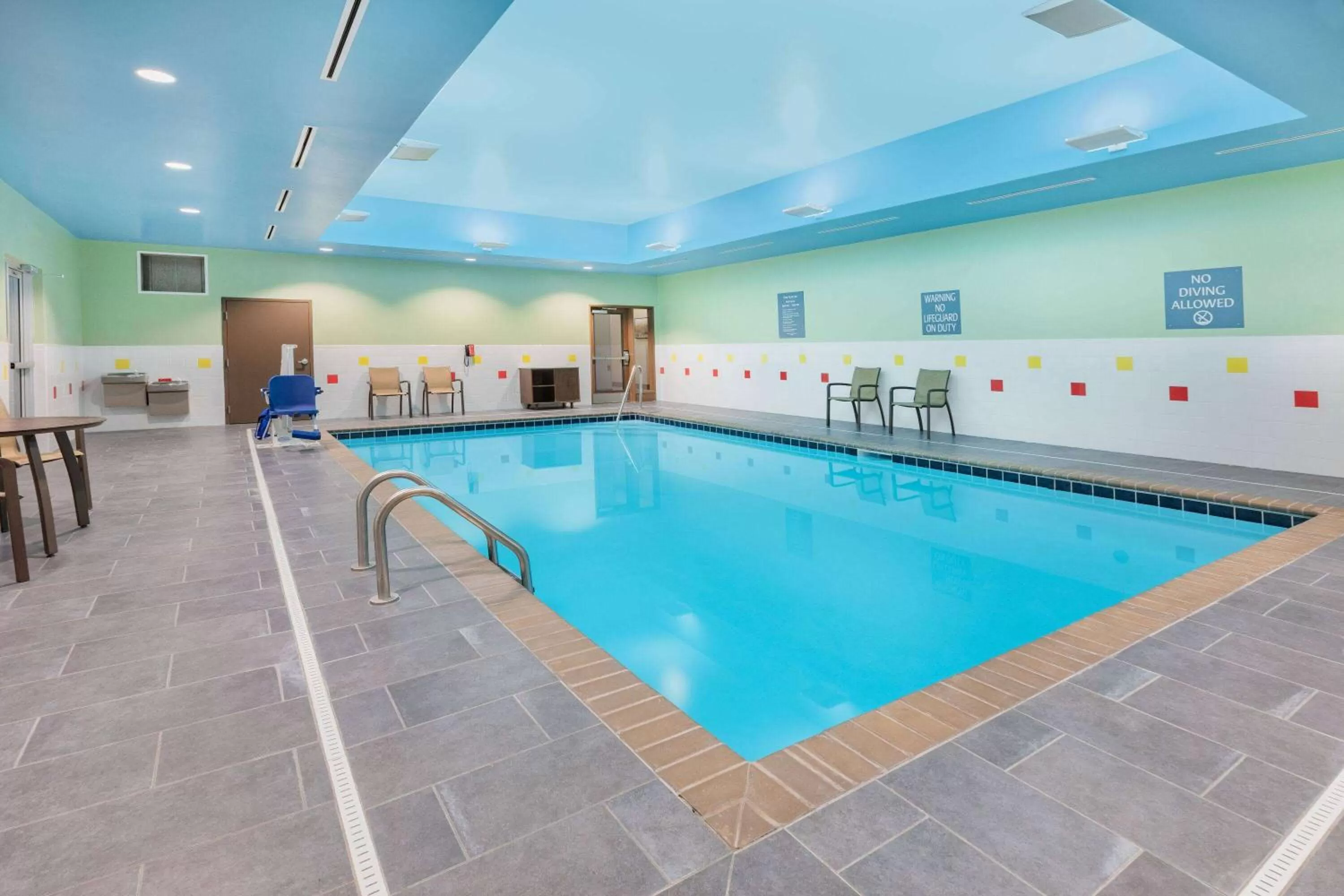 Pool view in La Quinta Inn & Suites by Wyndham Jackson-Cape Girardeau