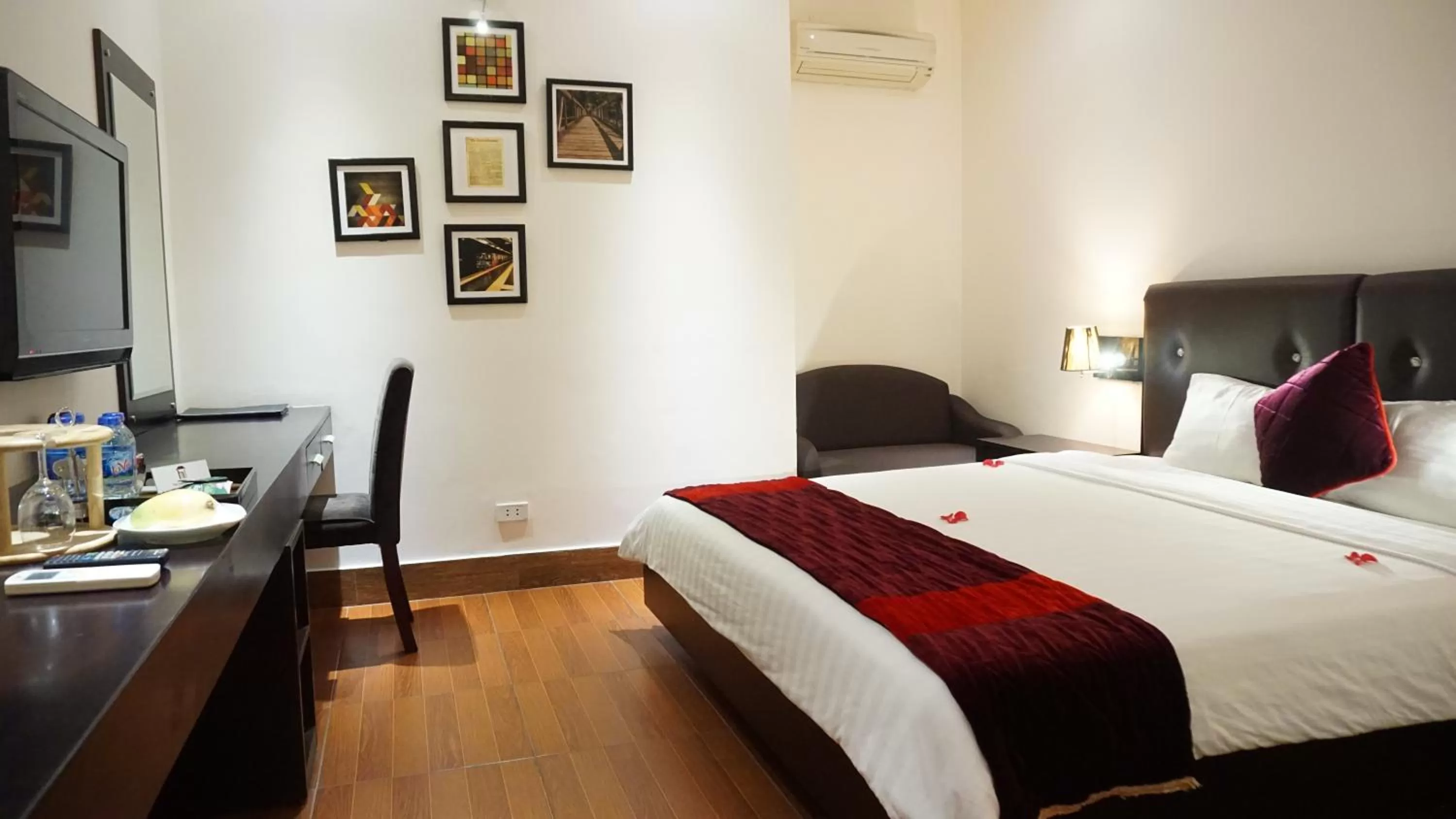 Photo of the whole room, Bed in Hanoian Central Hotel & Spa