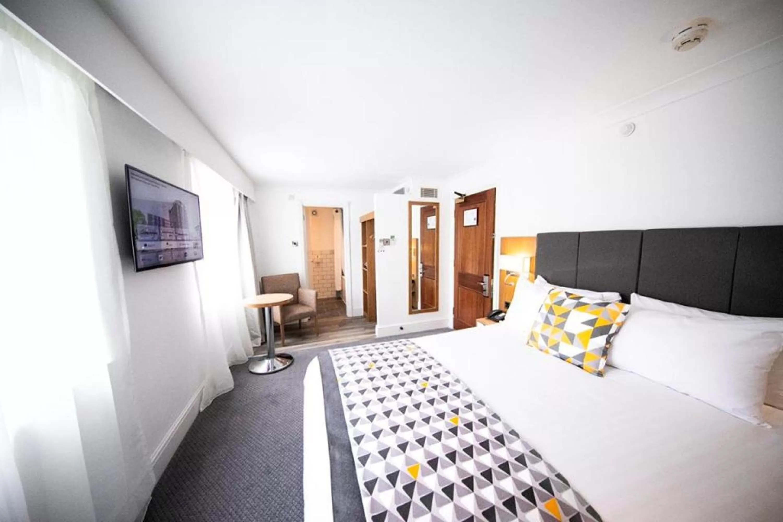 Photo of the whole room, Bed in Holiday Inn Kenilworth - Warwick by IHG