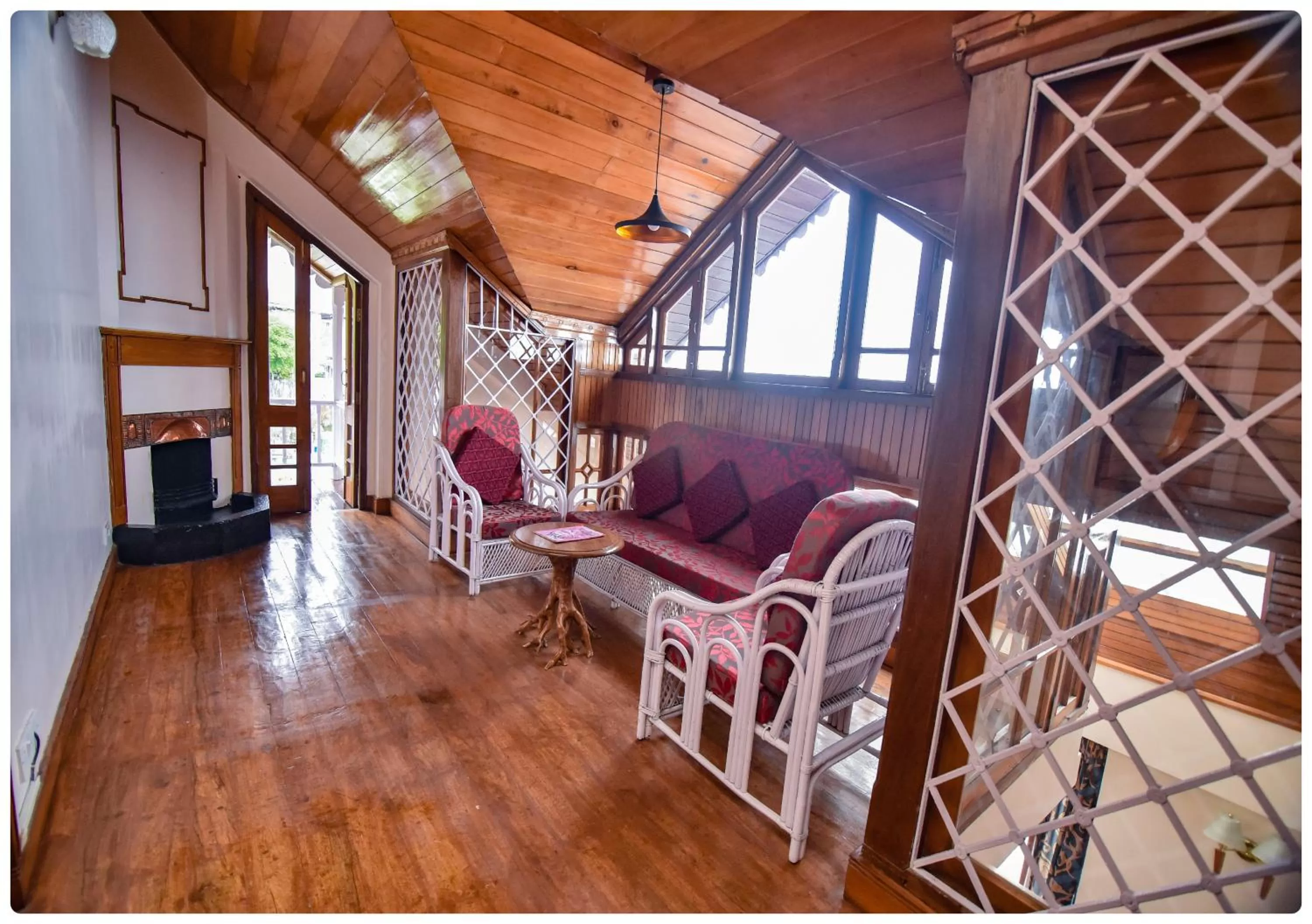 Lounge or bar, Seating Area in Cedar Inn