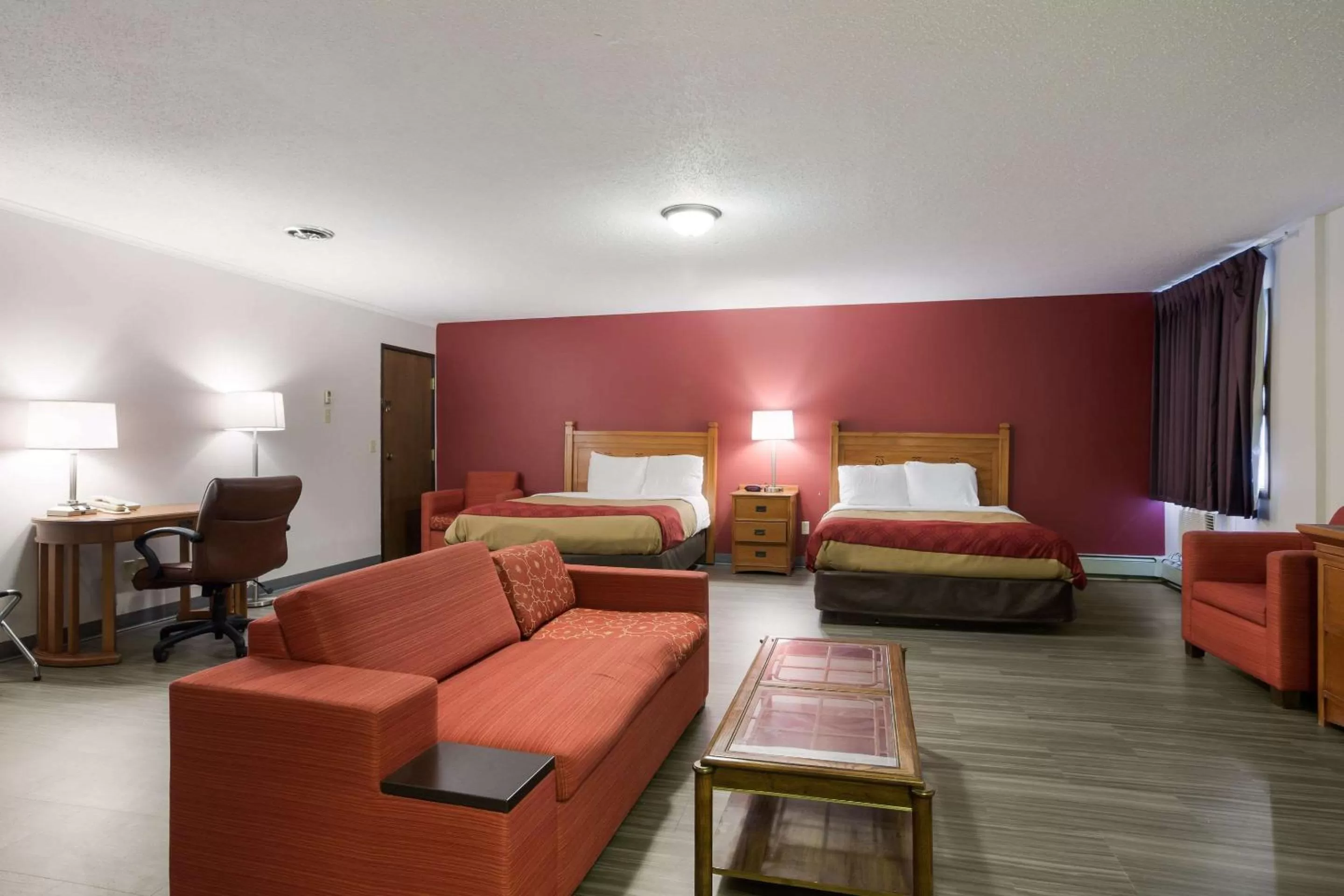 Photo of the whole room, Bed in Econo Lodge Inn & Suites Escanaba North