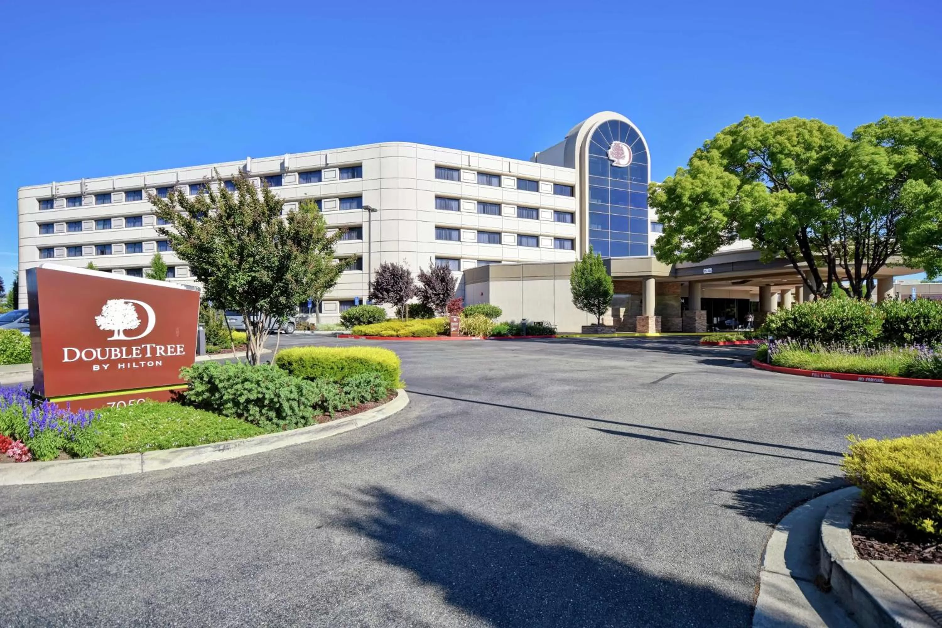 Property building in DoubleTree by Hilton Pleasanton at The Club