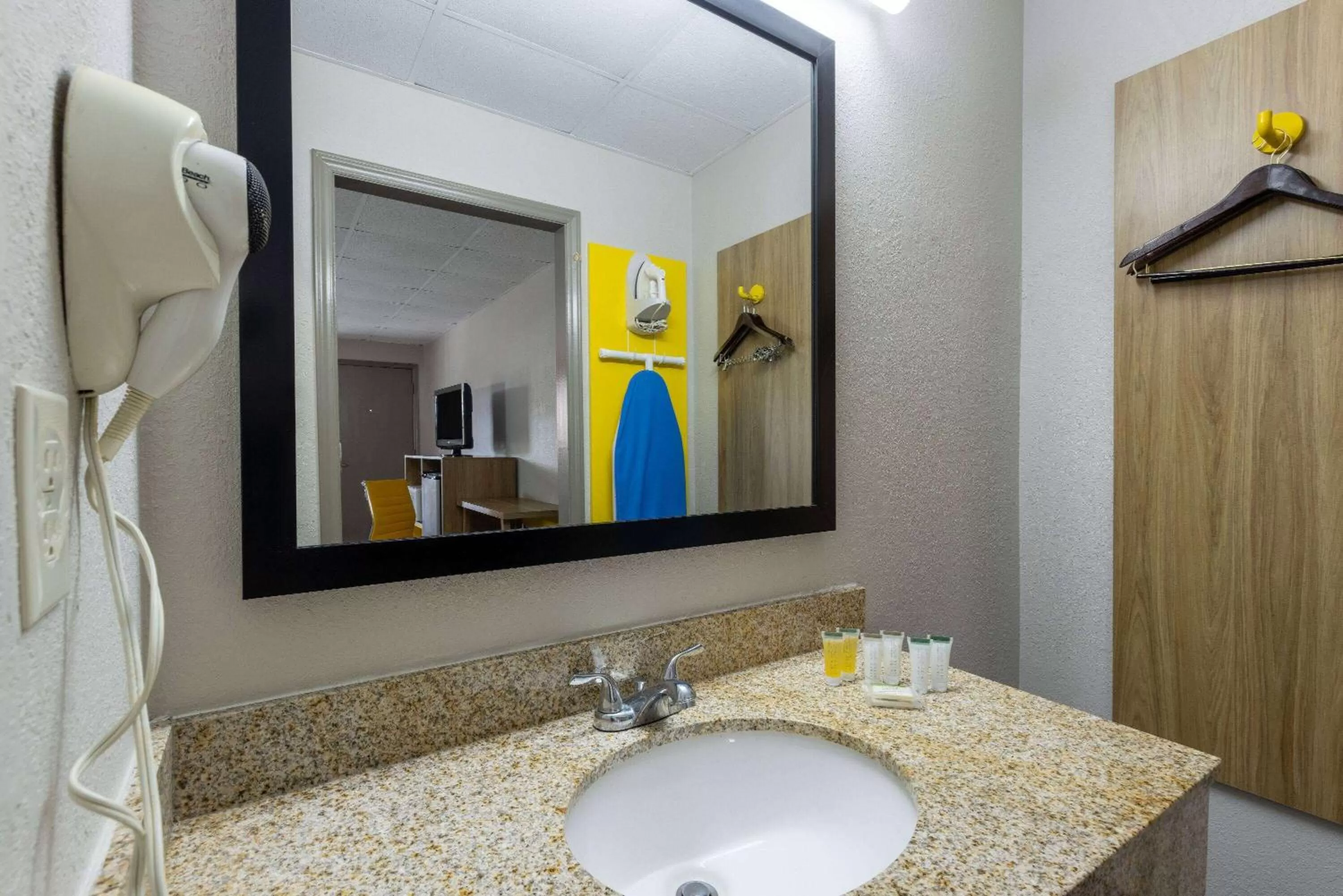 TV and multimedia in Days Inn by Wyndham Lincolnton