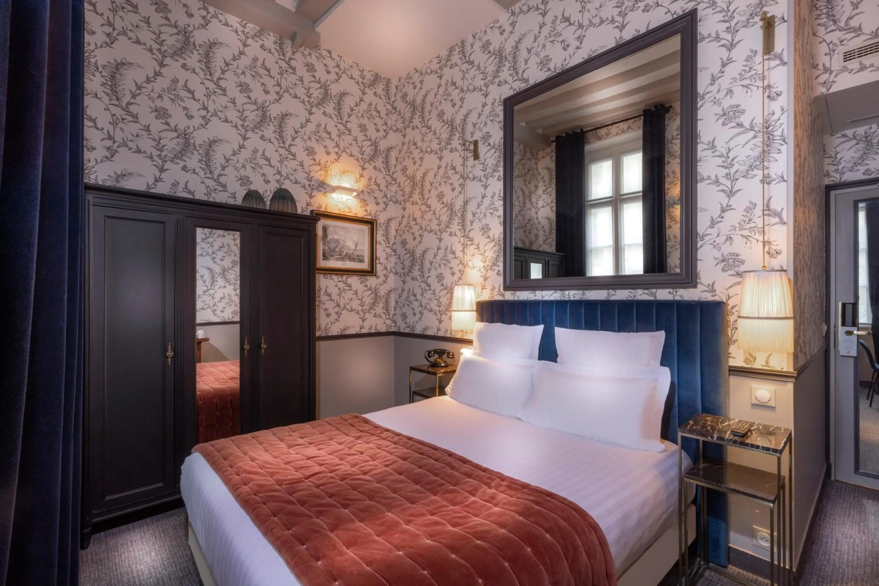 Bedroom, Bed in Dauphine Saint Germain