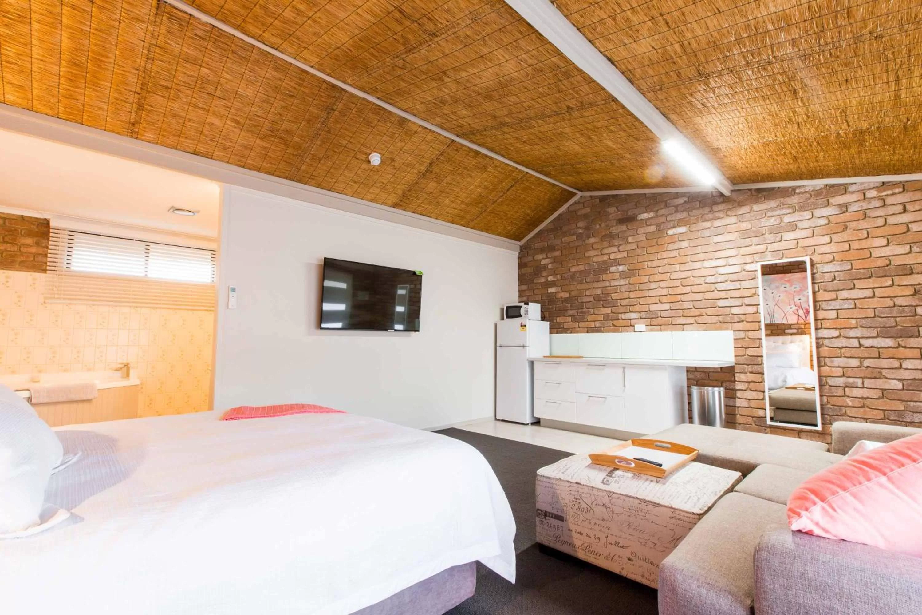 Bedroom, Bed in Farnham Court Motel and Restaurant