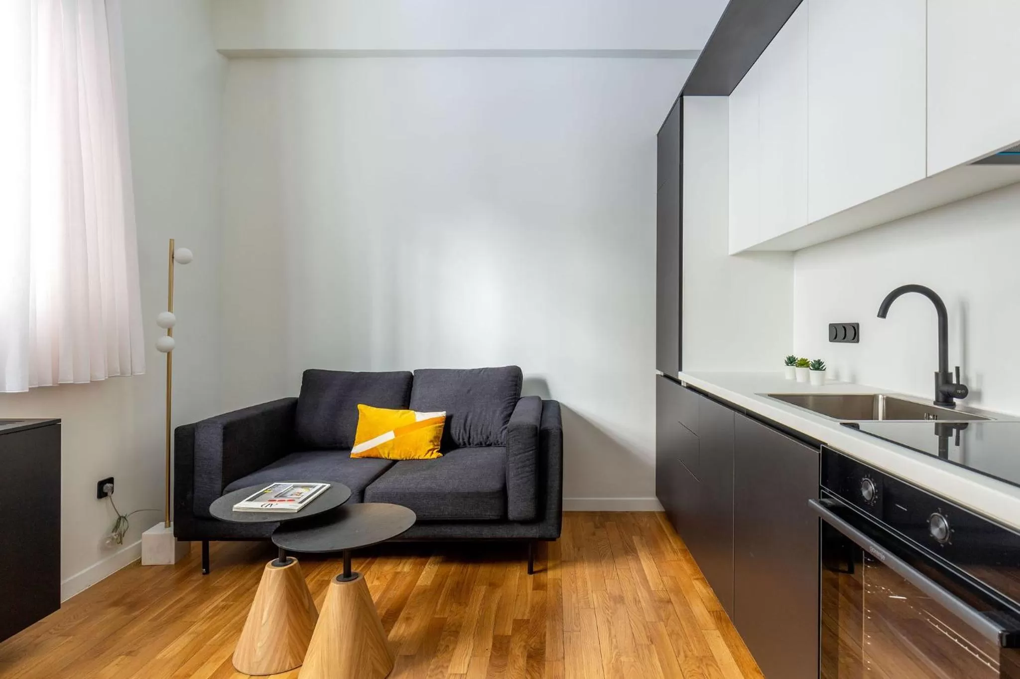 Kitchen or kitchenette, Kitchen/Kitchenette in ZOIA The Met by UPSTREET