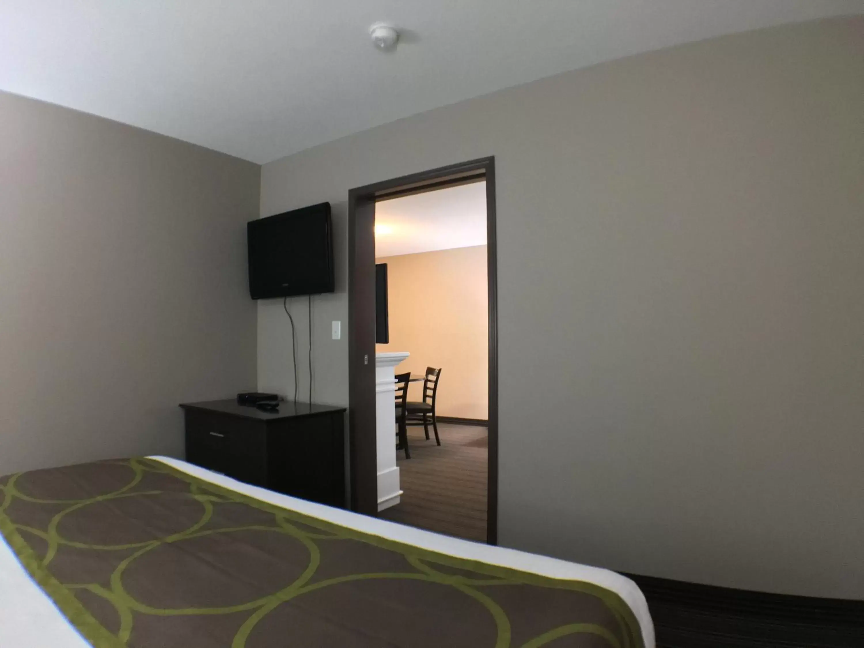 Deluxe King Suite - Non-Smoking in Super 8 by Wyndham Kapuskasing Deluxe King Suite - Non-Smoking in Super 8 by Wyndham Kapuskasing