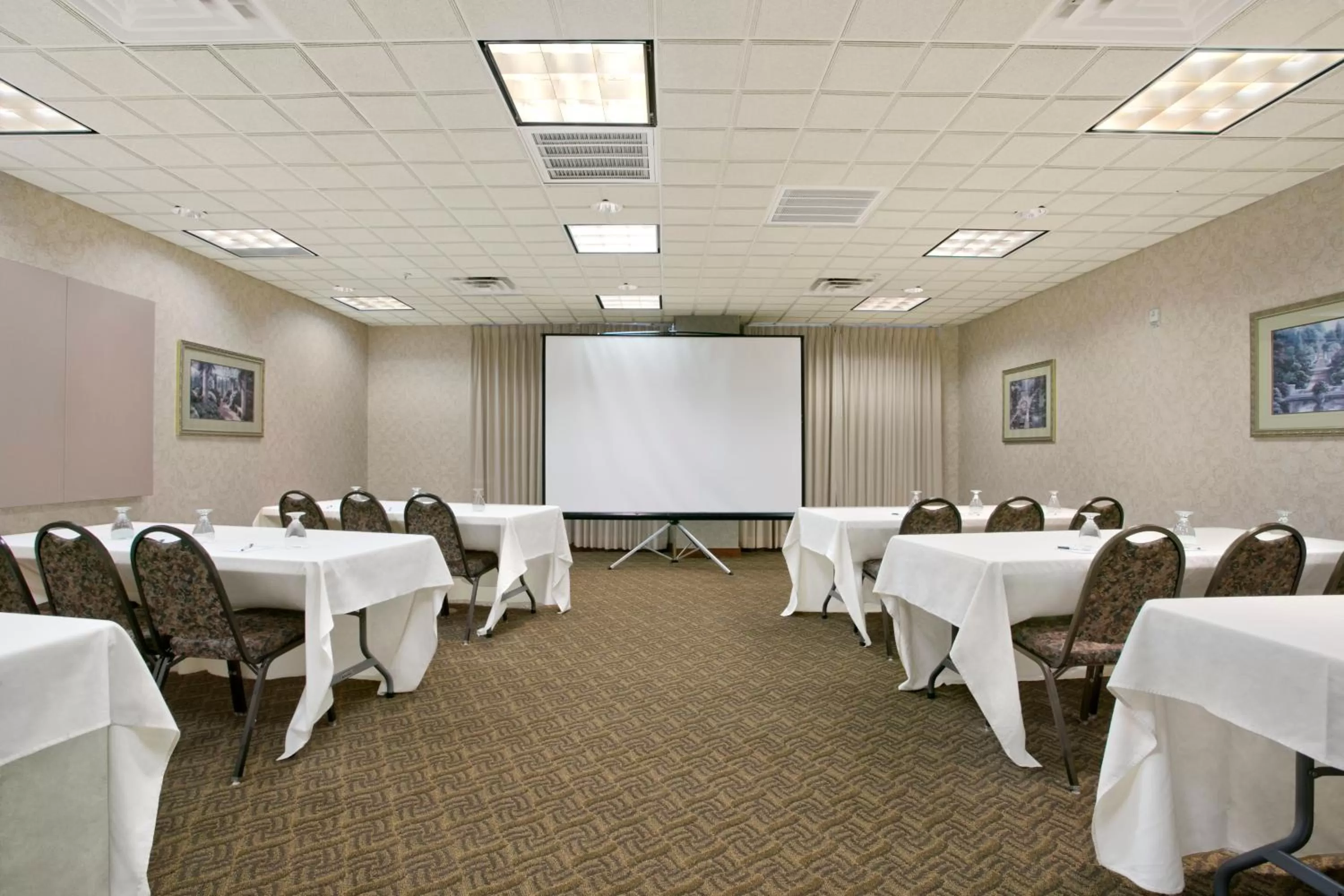 Meeting/conference room in Wingate by Wyndham Green Bay