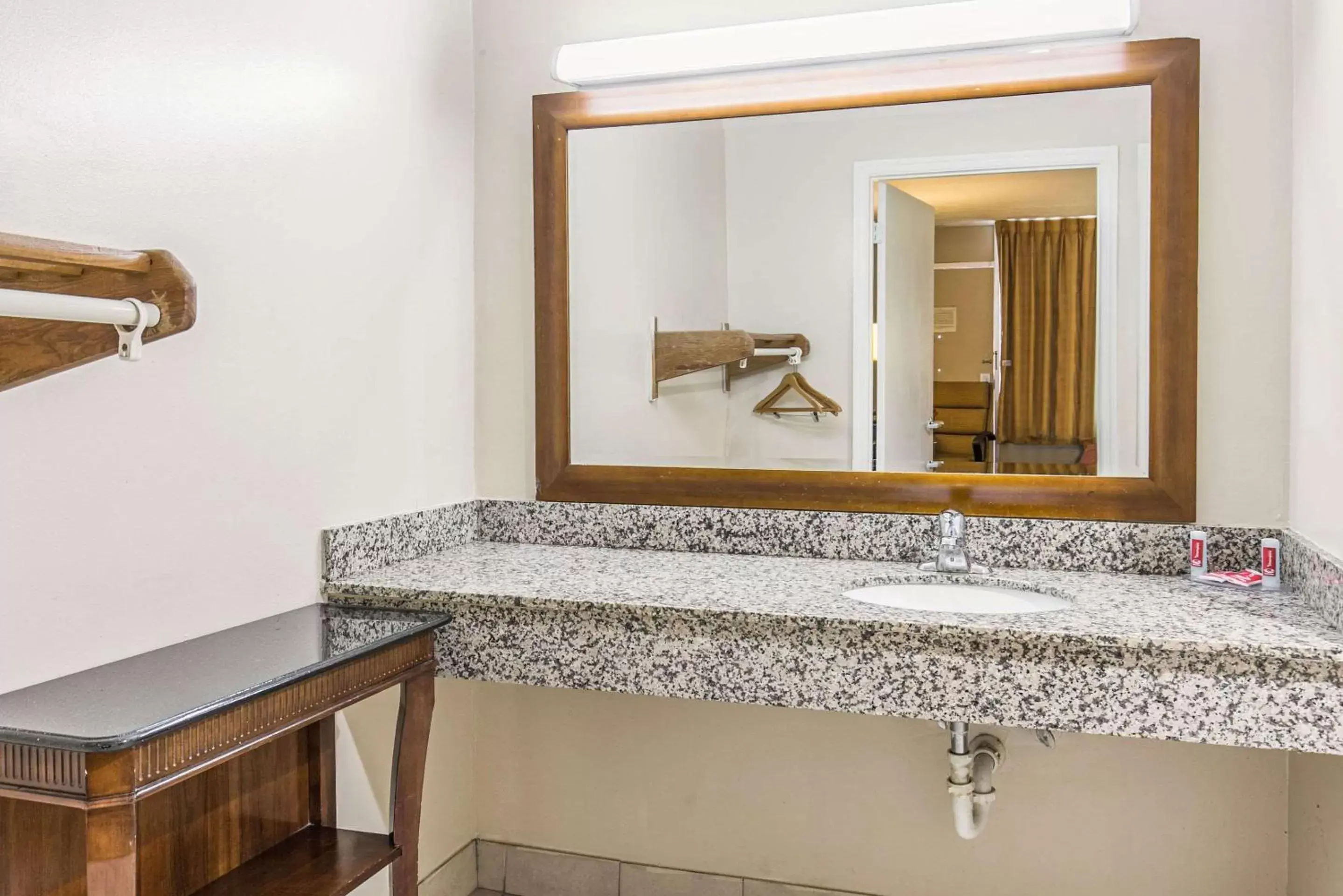 Double Room with Two Double Beds - Non-Smoking in Econo Lodge North Double Room with Two Double Beds - Non-Smoking in Econo Lodge North