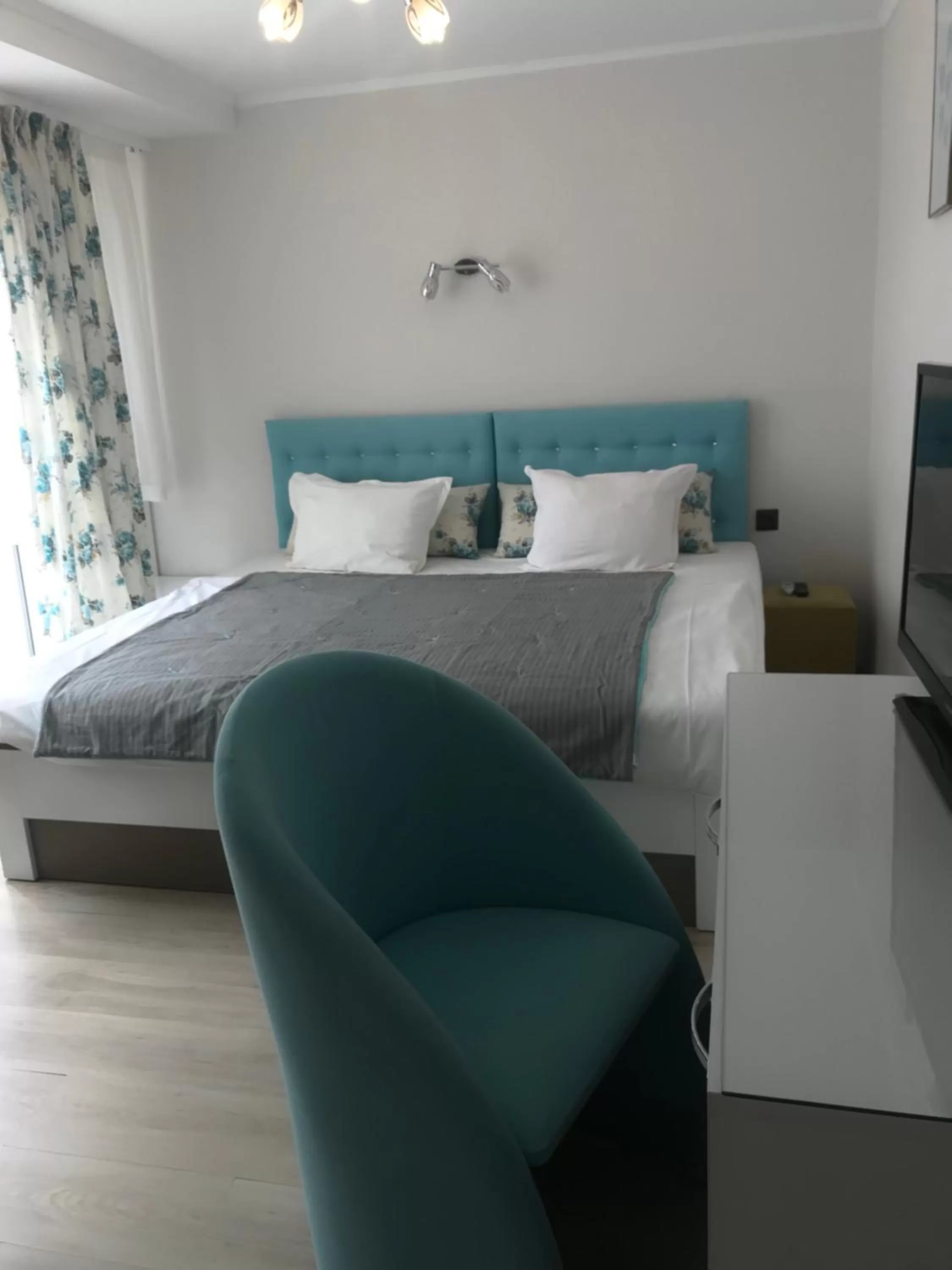 Bedroom, Seating Area in White Rose Family Guest House