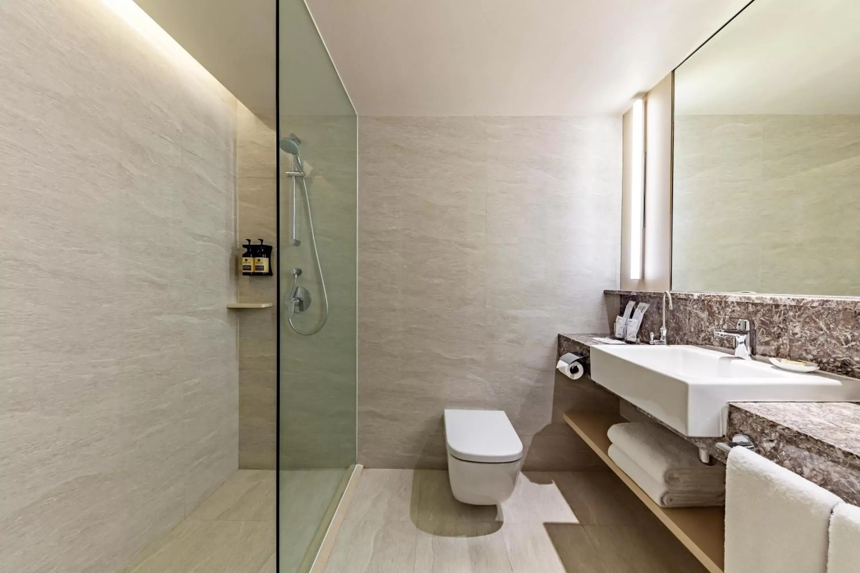 Deluxe Double or Twin Room in PARKROYAL on Beach Road, Singapore Deluxe Double or Twin Room in PARKROYAL on Beach Road, Singapore