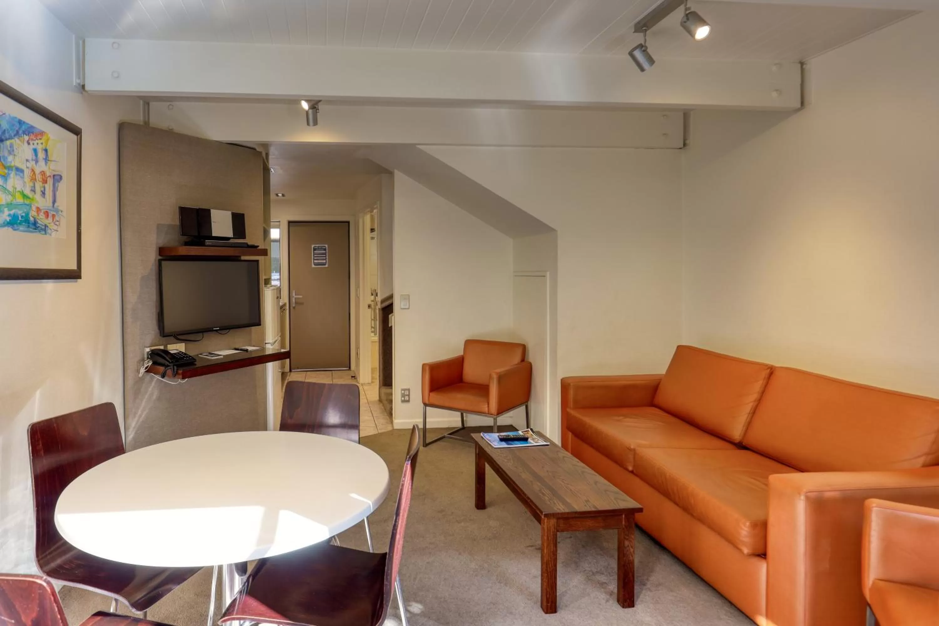 Living room in Garden Court Suites & Apartments