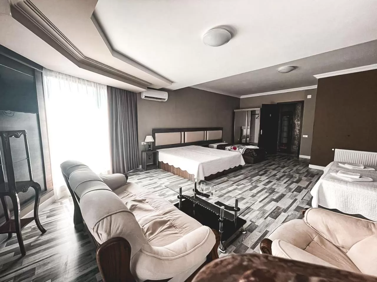 Photo of the whole room in Discovery Hotel