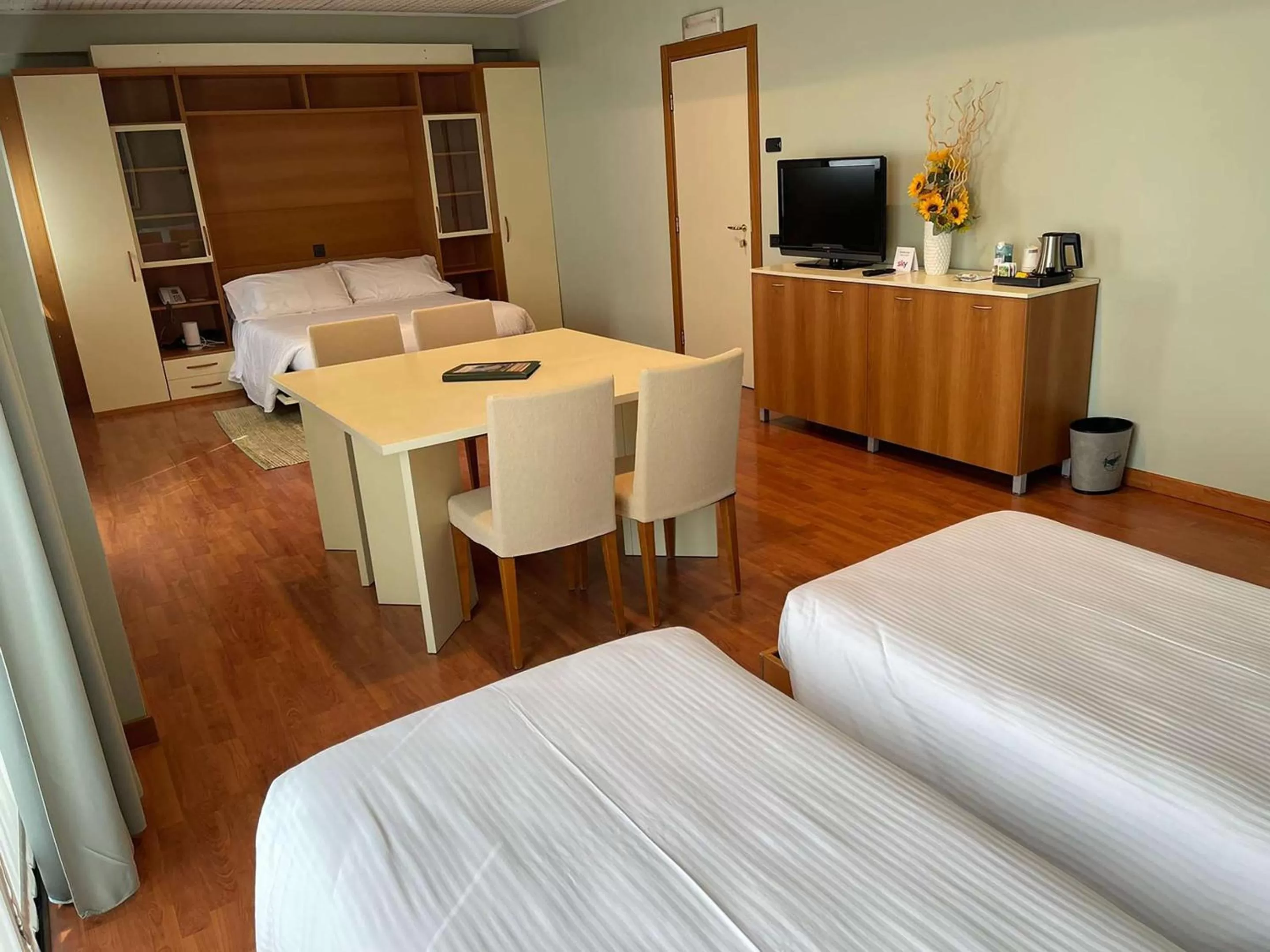 Family Room with One Queen Bed and Two Single Beds - Balcony/Non-Smoking in Hotel Leonardo da Vinci