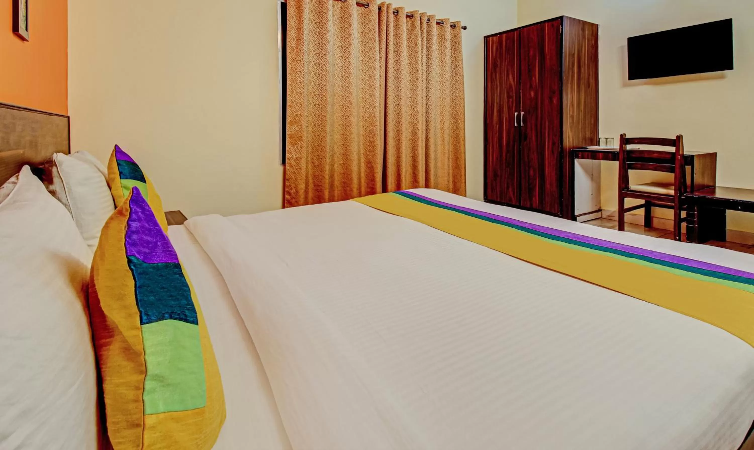 Itsy By Treebo - Royal Monarch