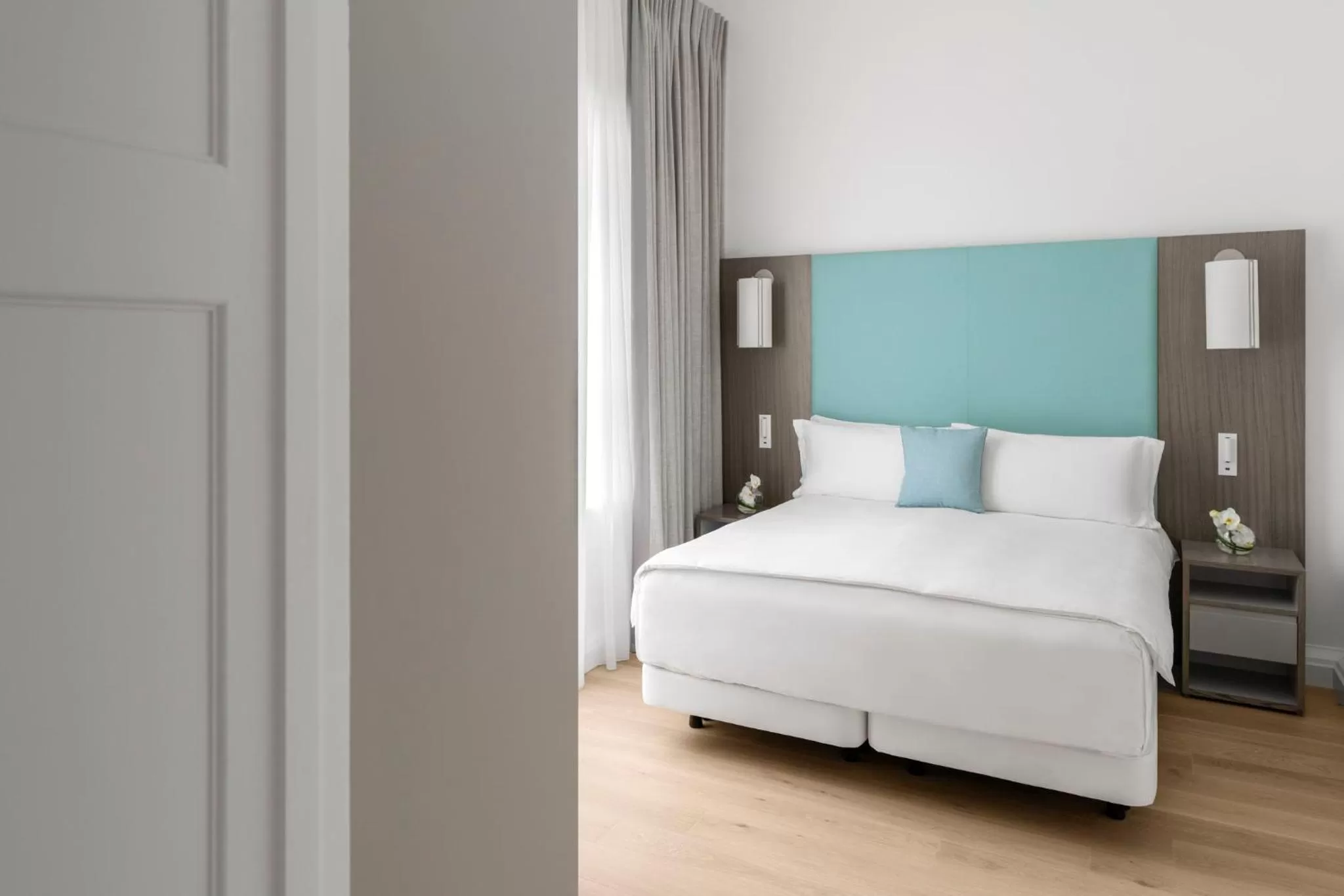 Photo of the whole room, Bed in COMO Metropolitan London