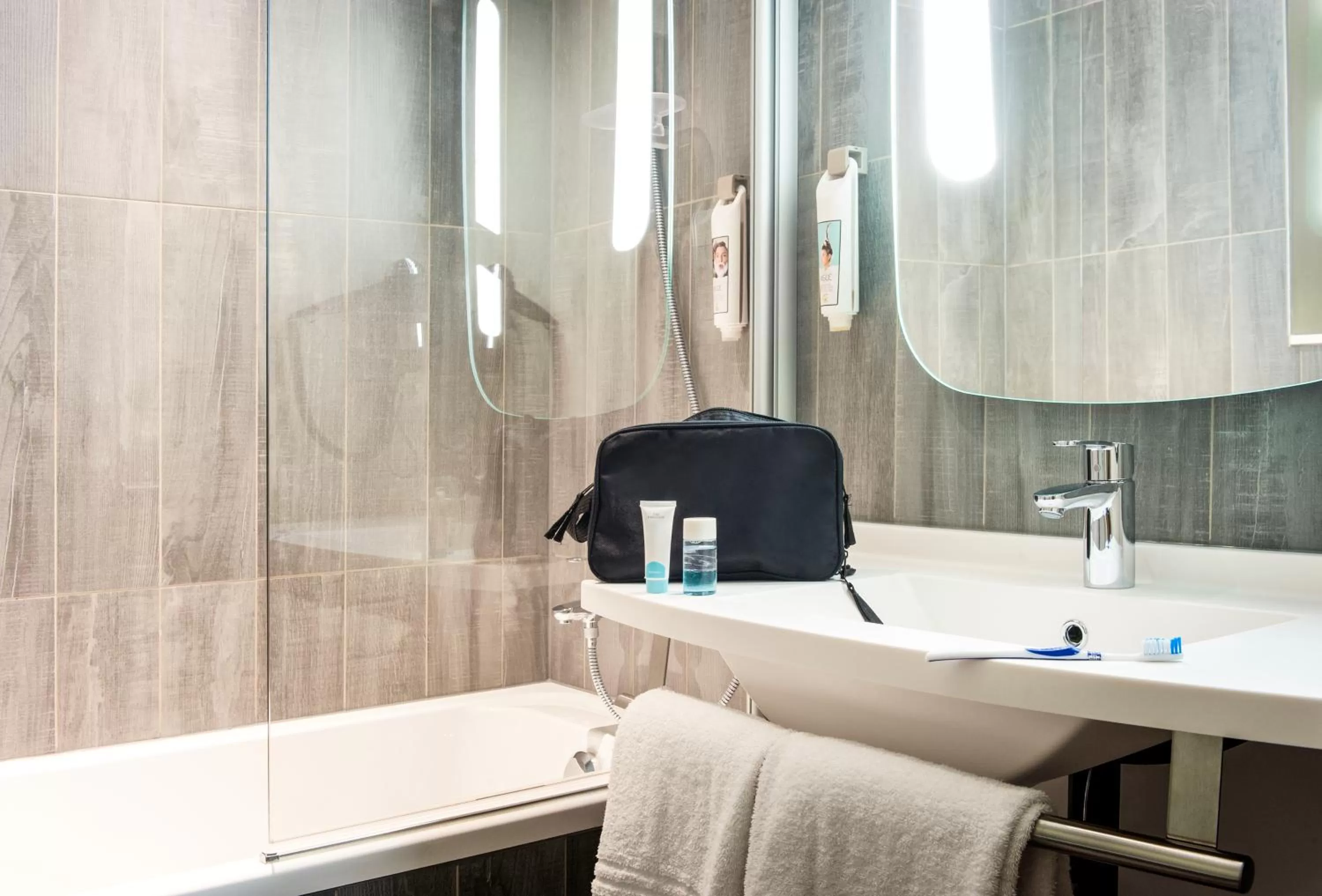 Bathroom in ibis Bordeaux Centre Gare Saint Jean Euratlantique