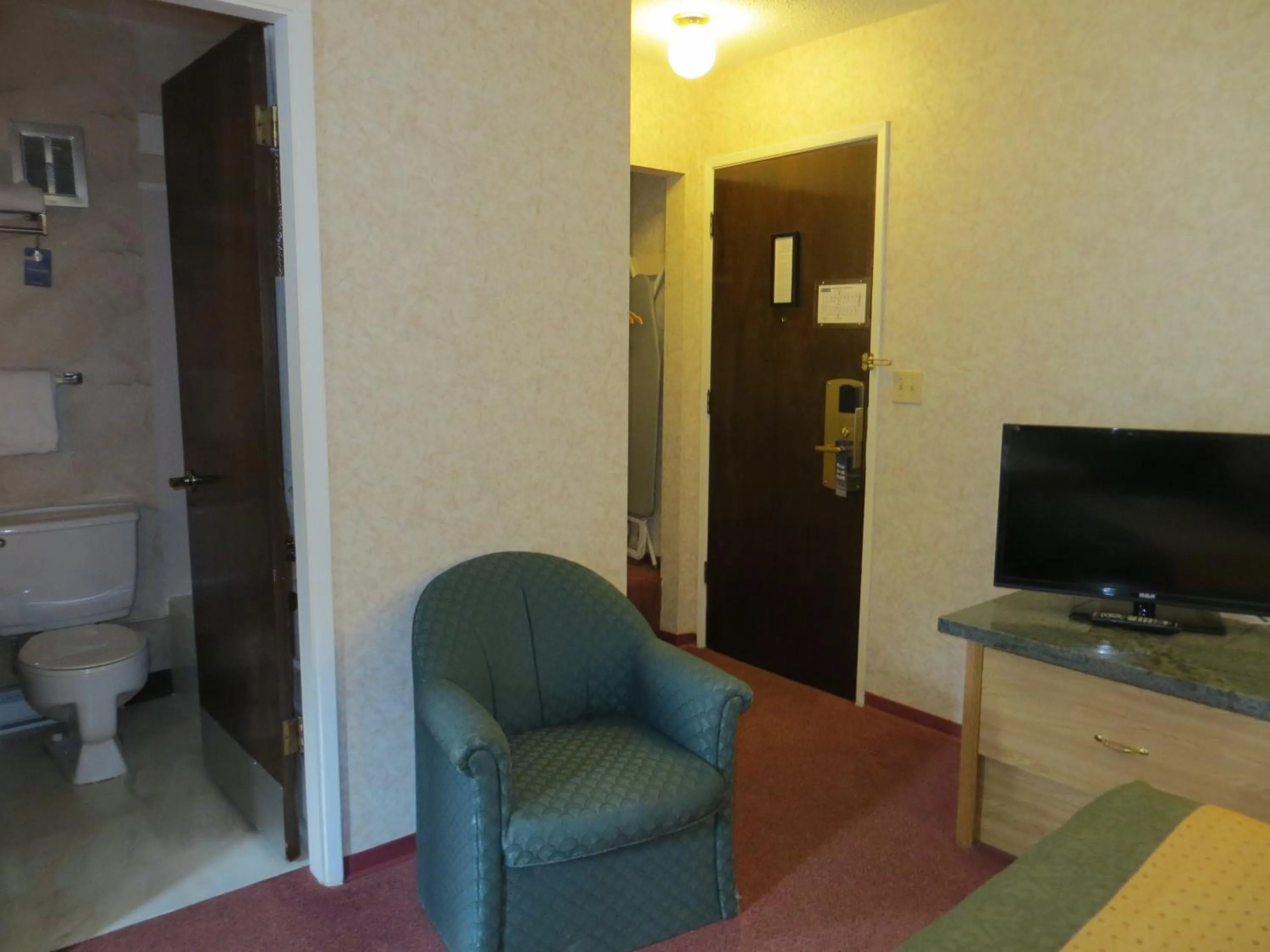 Living room in Travelodge by Wyndham Hope