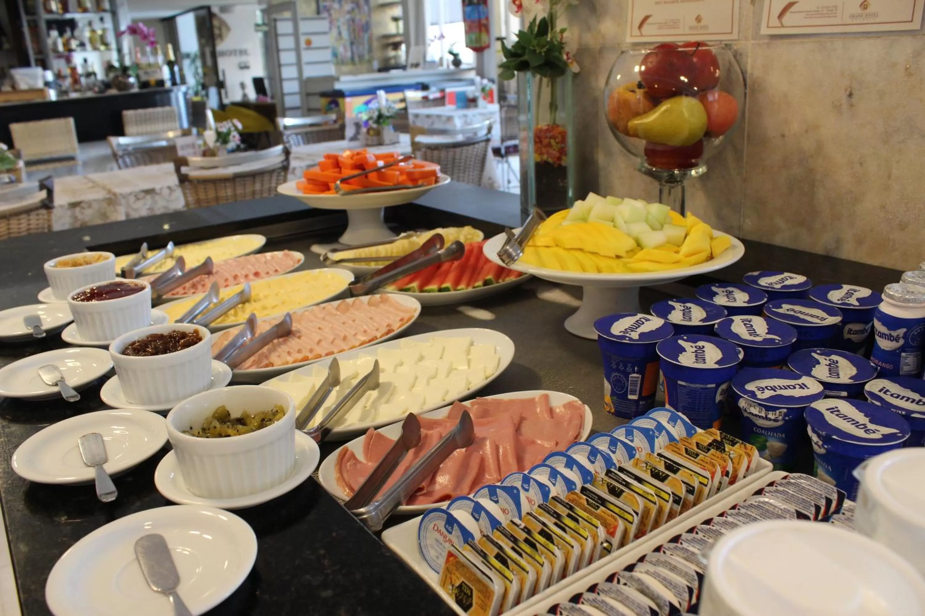 Buffet breakfast, Food in Grand Hotel Guarujá - A sua Melhor Experiência na Praia!