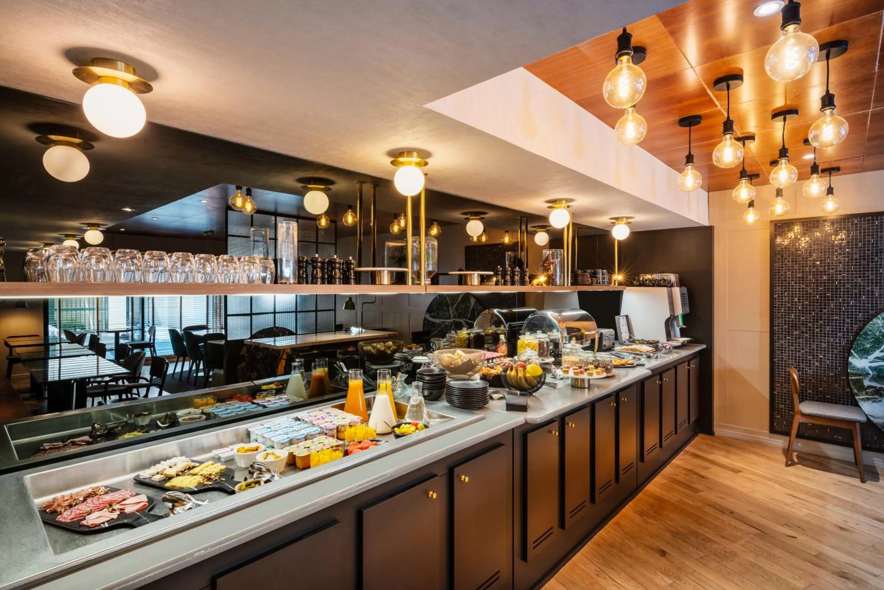 Restaurant/places to eat in Mercure Paris Montparnasse Pasteur