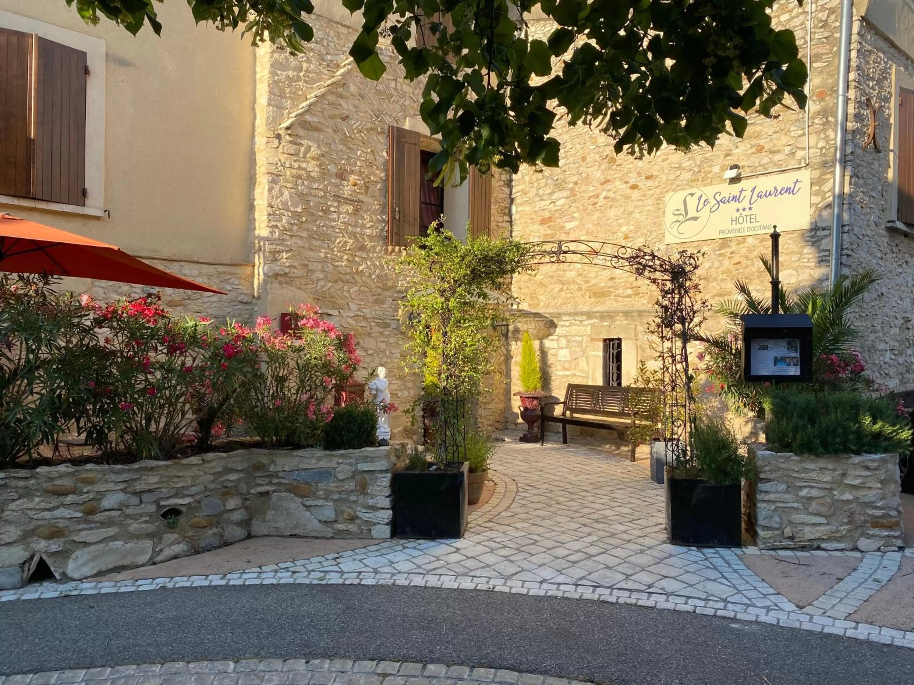 Property building in Hotel Le Saint Laurent