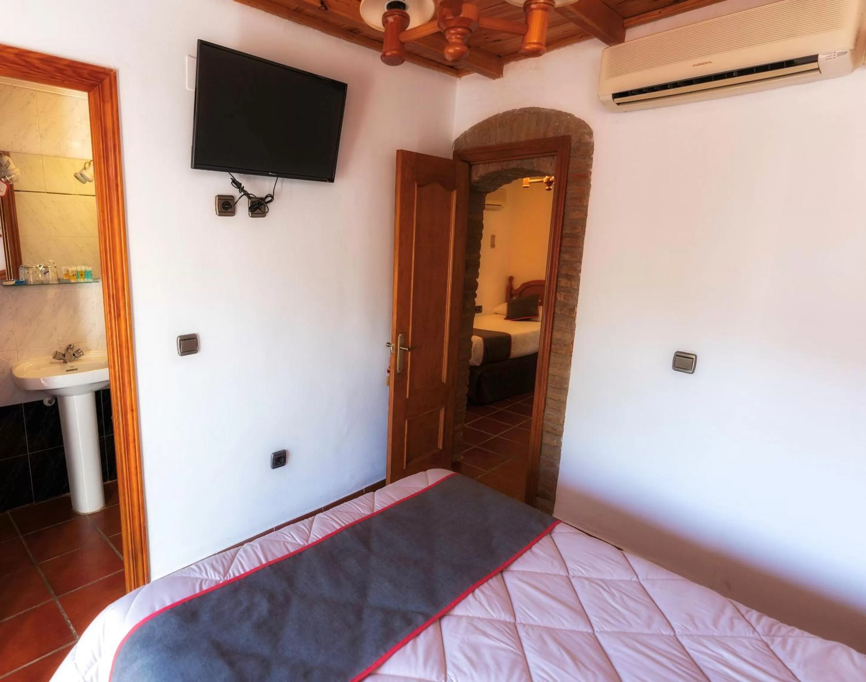 Bed in Hotel Las Palmeras by Vivere Stays