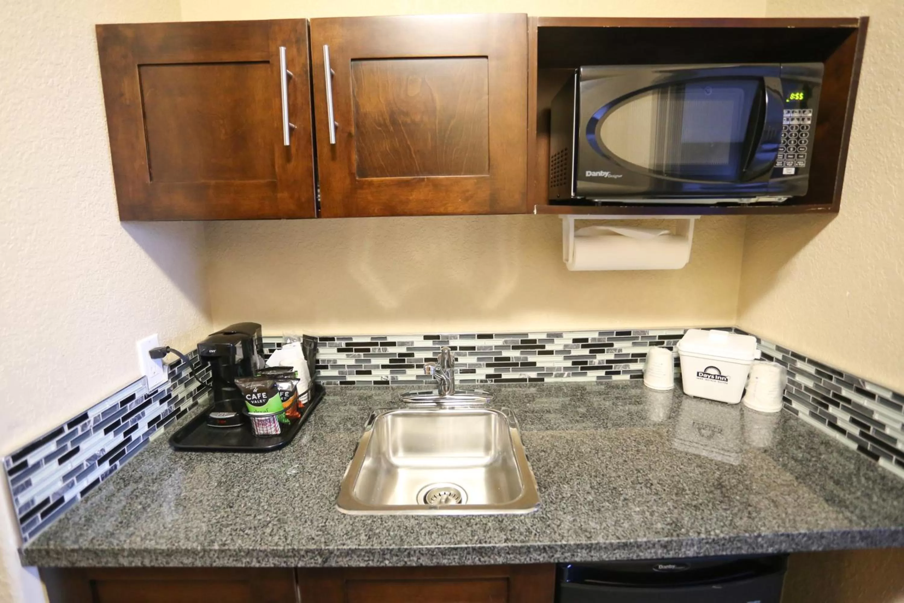Kitchen or kitchenette in Days Inn by Wyndham Calgary Airport