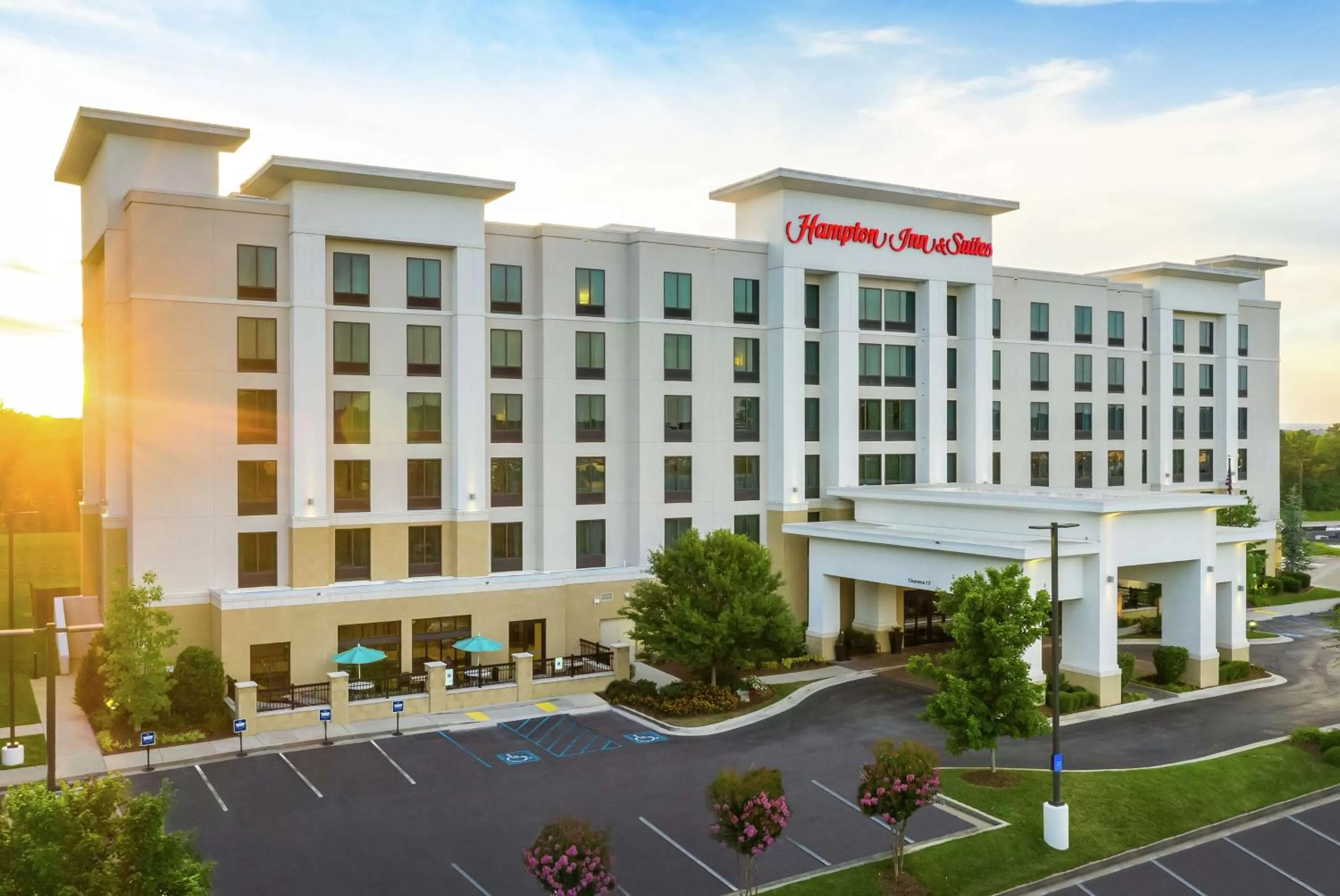 Property building in Hampton Inn & Suites Chattanooga/Hamilton Place