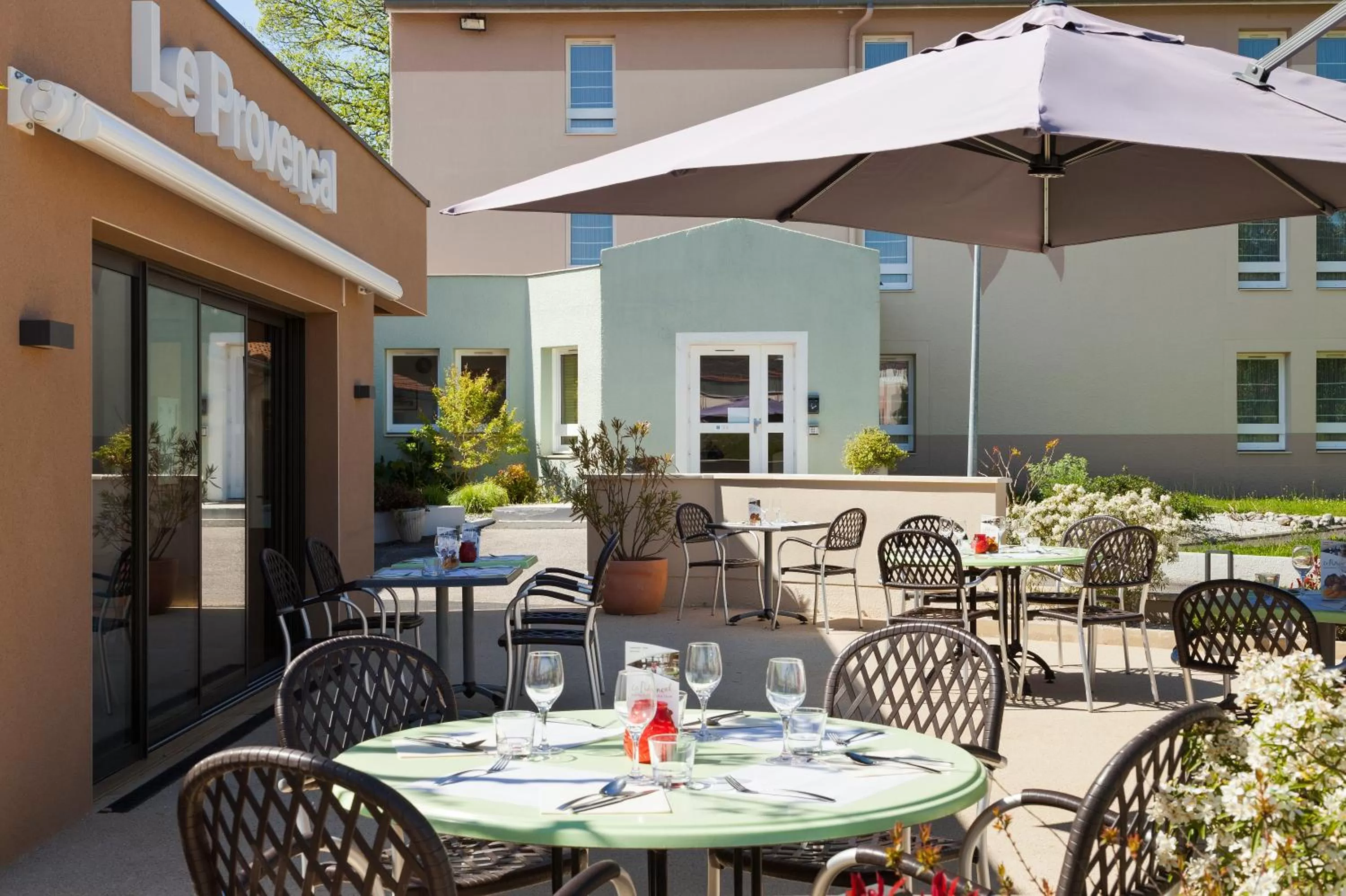 Patio in The Originals City, Hôtel Limoges Sud Feytiat