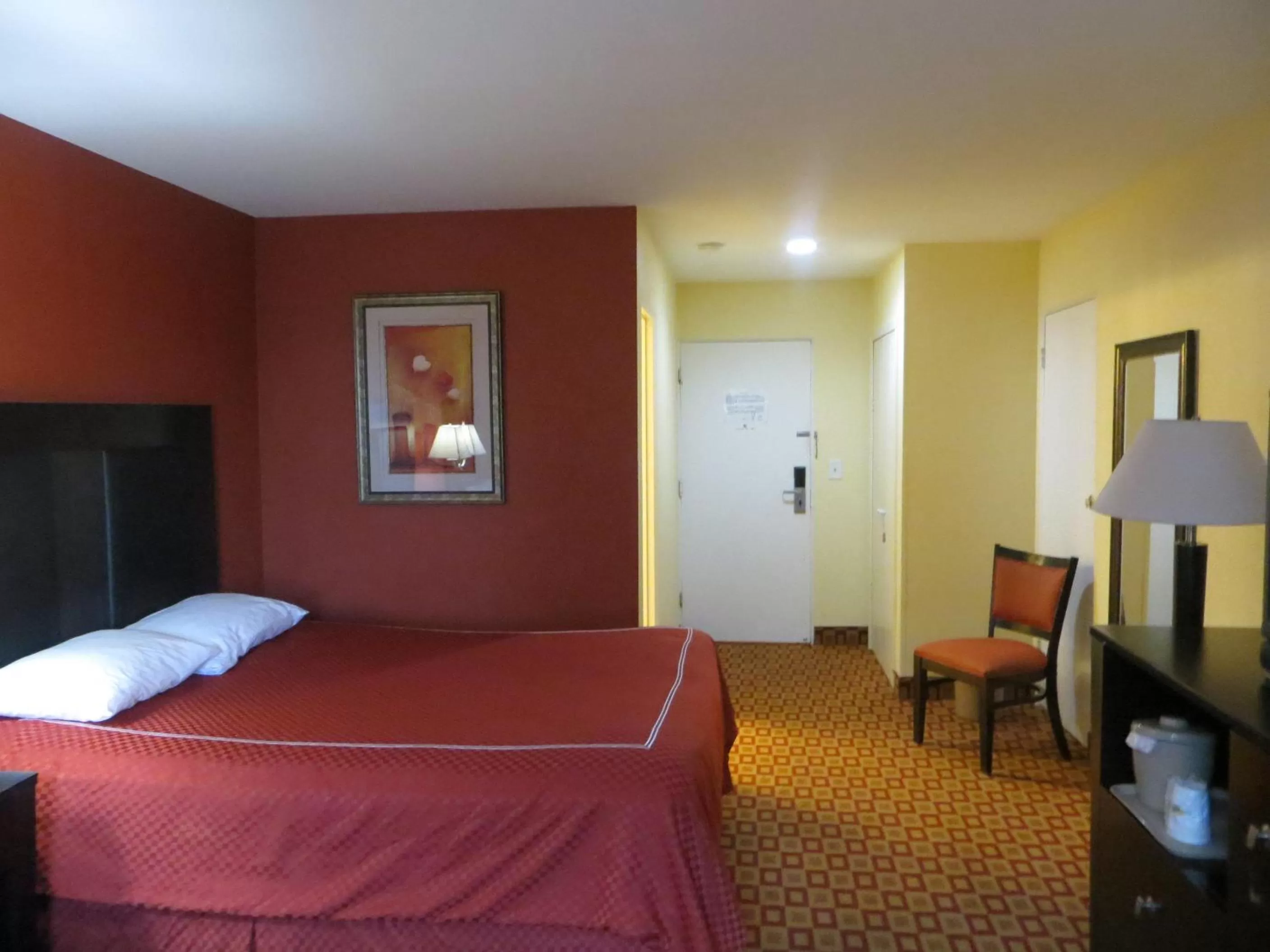 Photo of the whole room, Bed in Super 8 by Wyndham Chicago Northlake O'Hare South